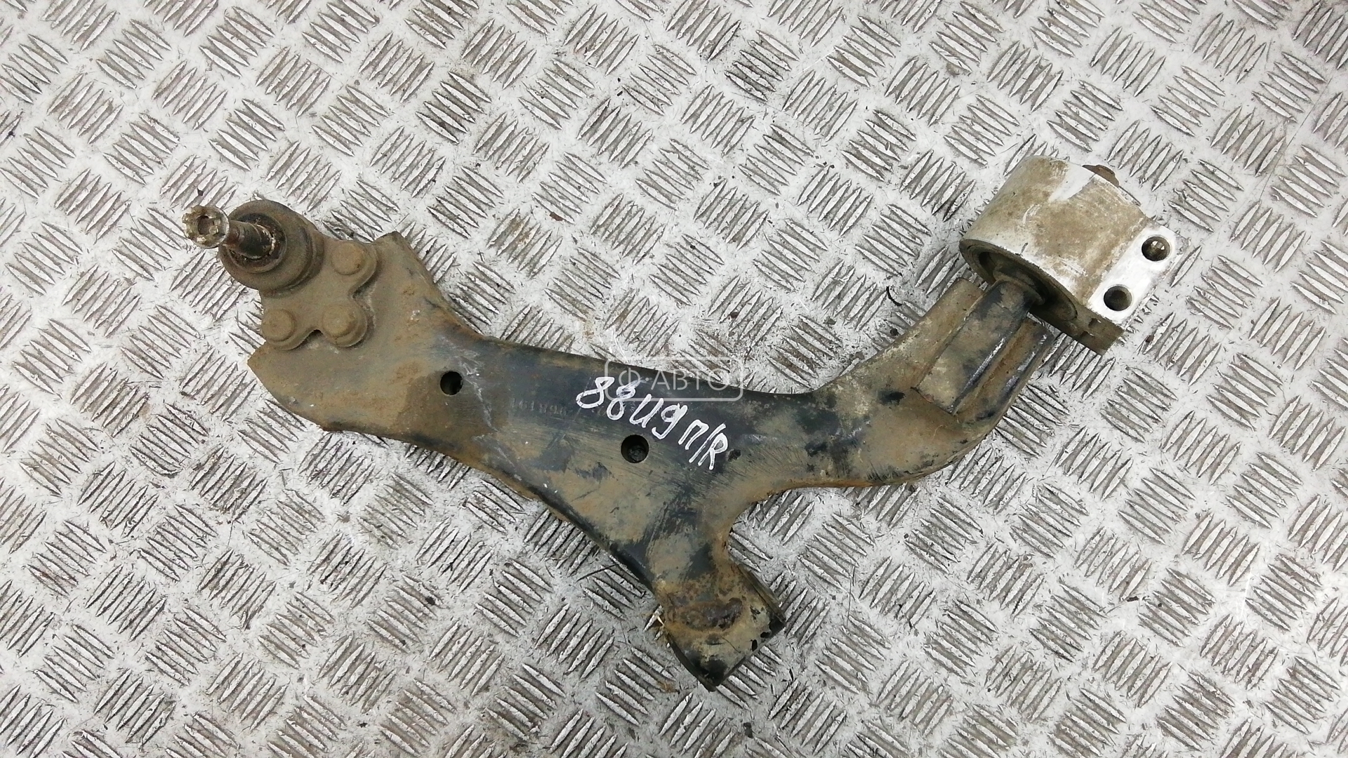 Рычаг передний нижний правый