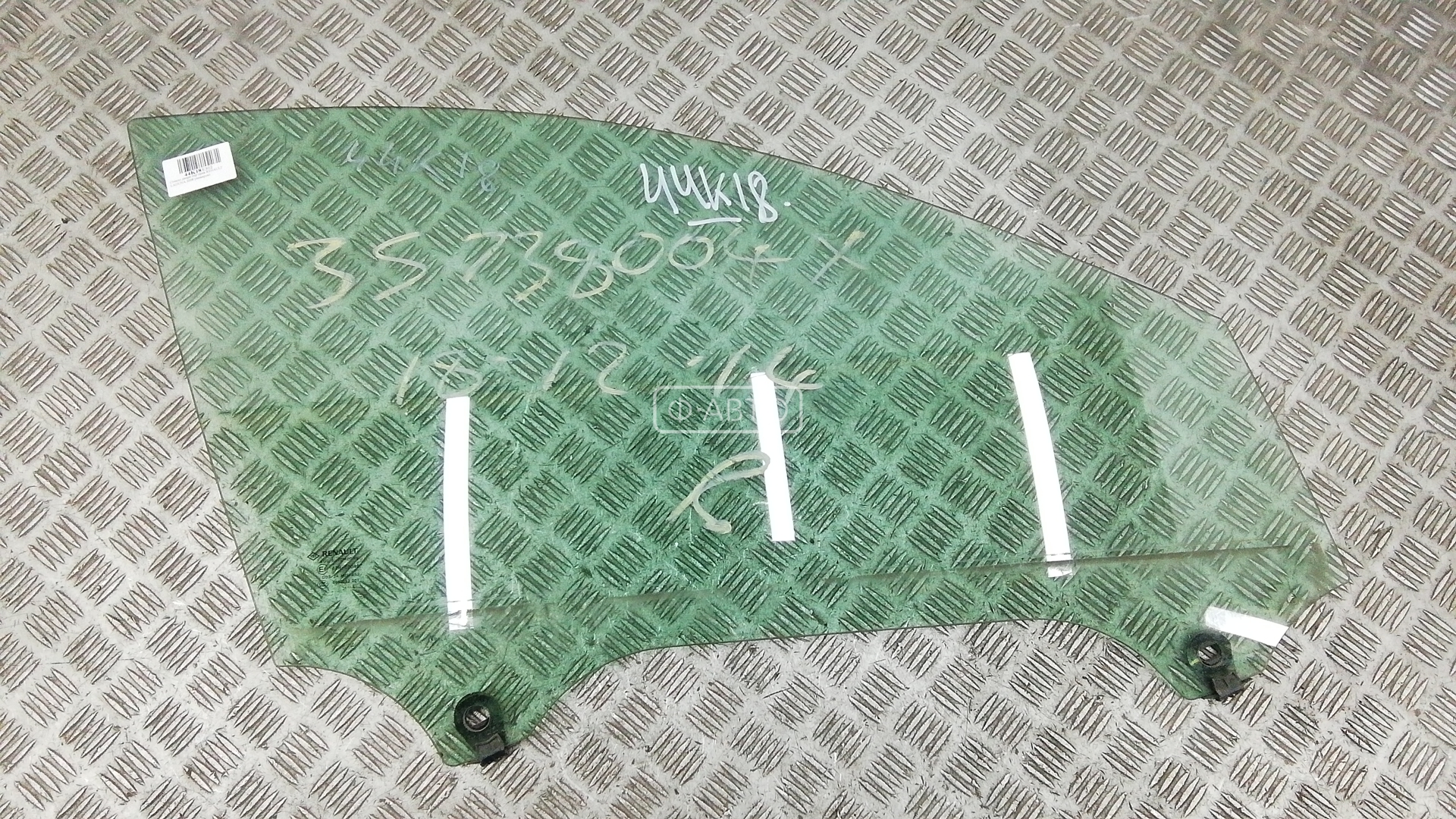 Стекло двери передней правой