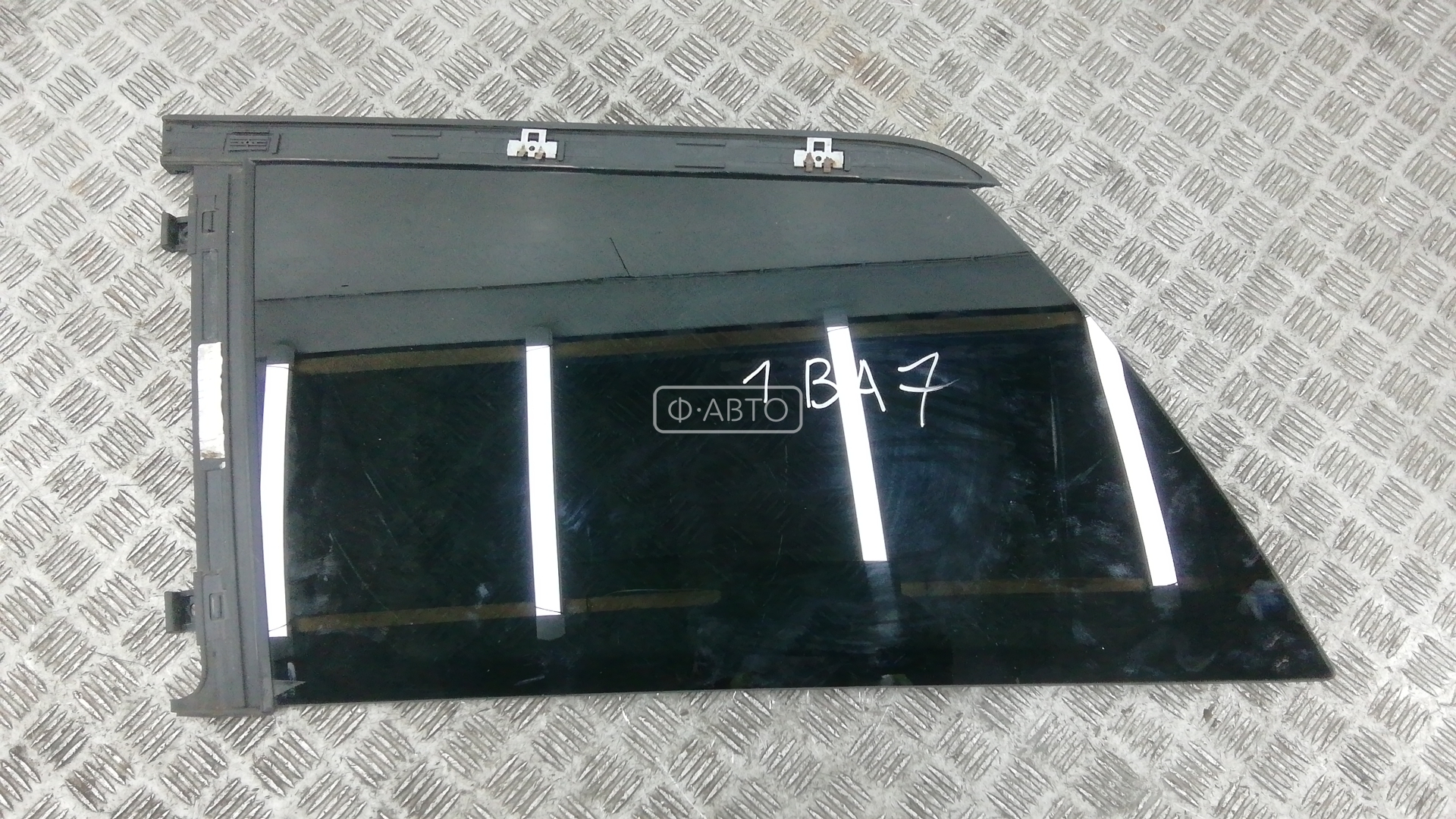 Стекло кузова боковое заднее левое