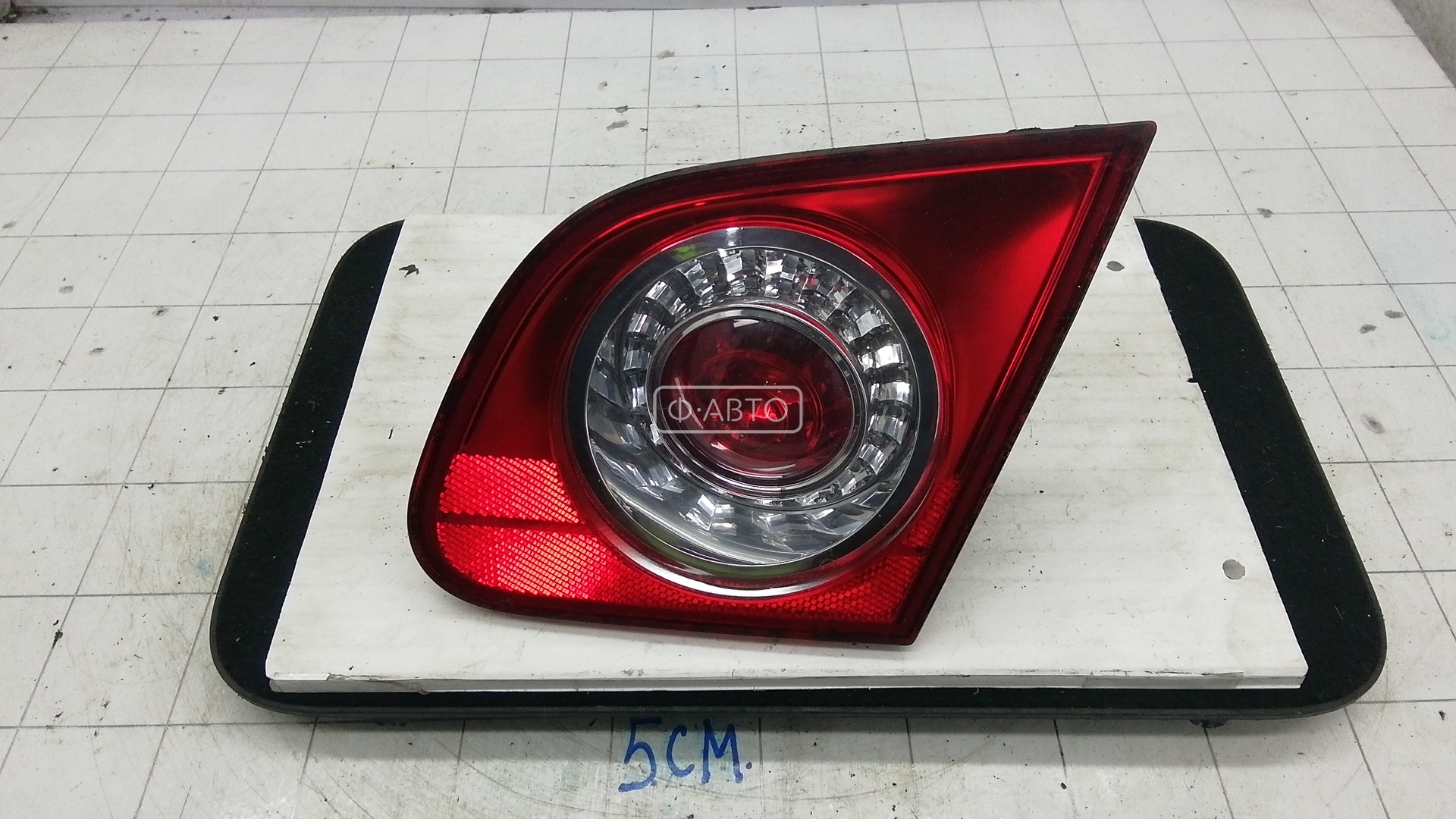 Фонарь правый крышки багажника