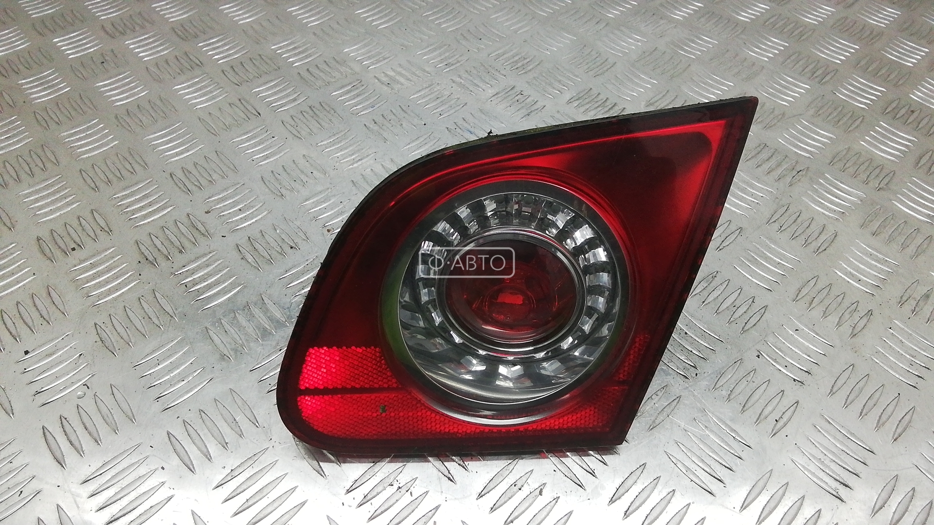 Фонарь правый крышки багажника