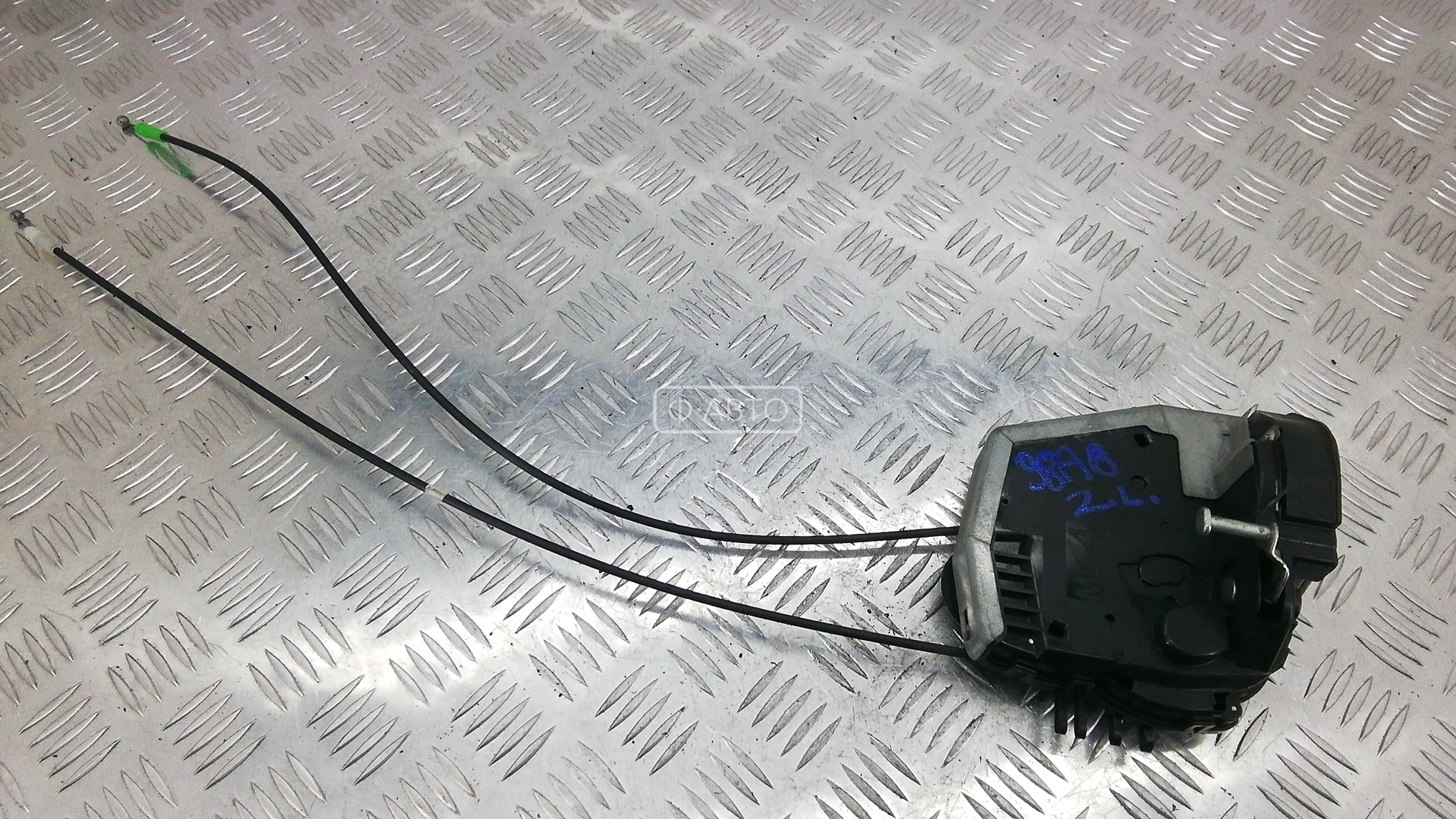 Замок двери задней левой