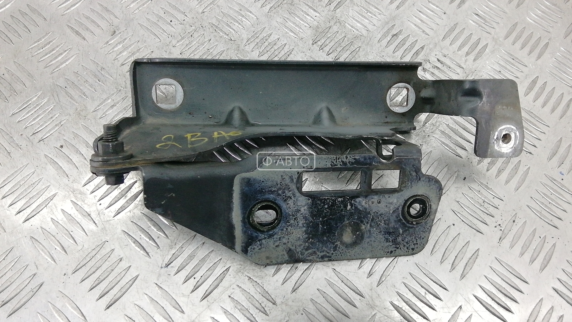 Петля капота