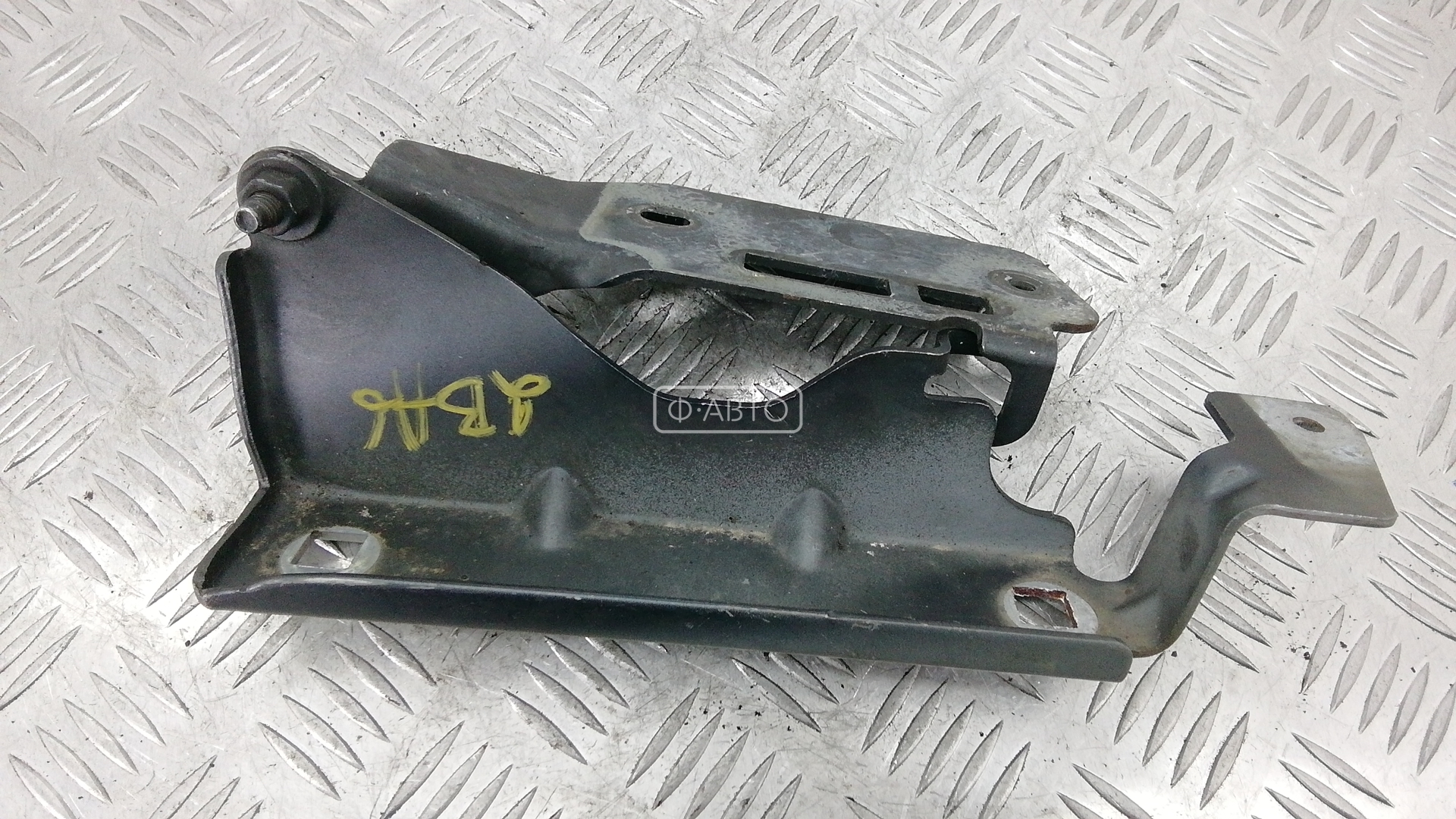 Петля капота