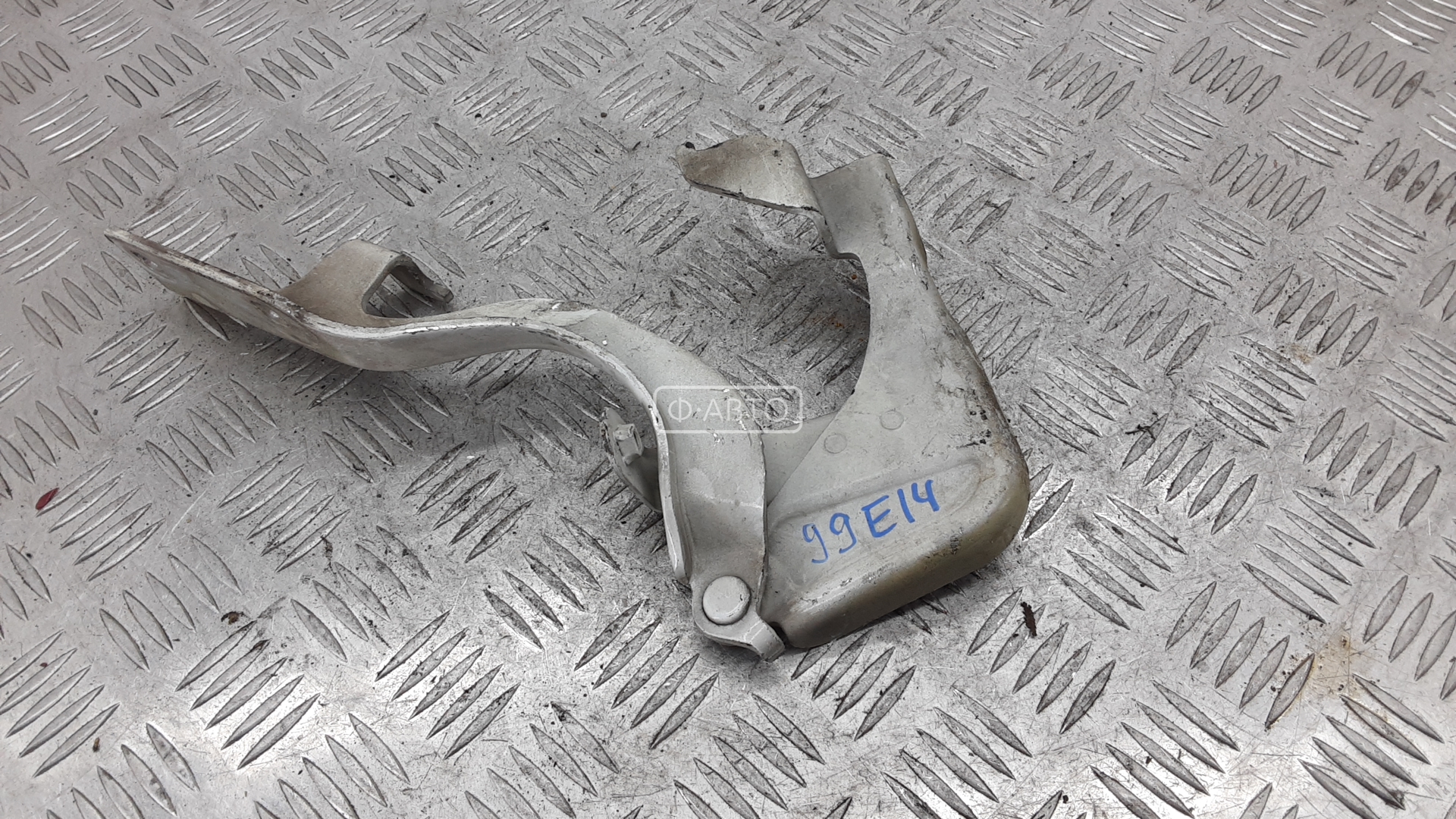 Петля капота