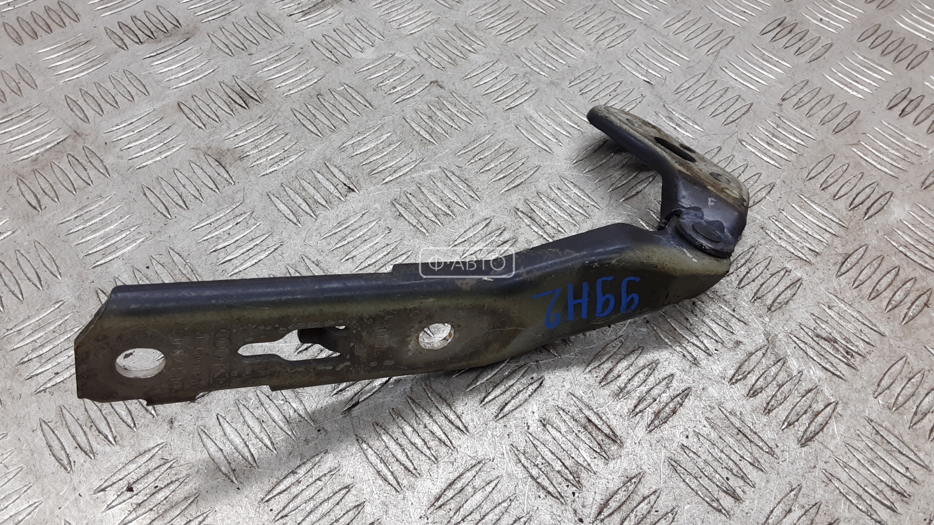 Петля капота