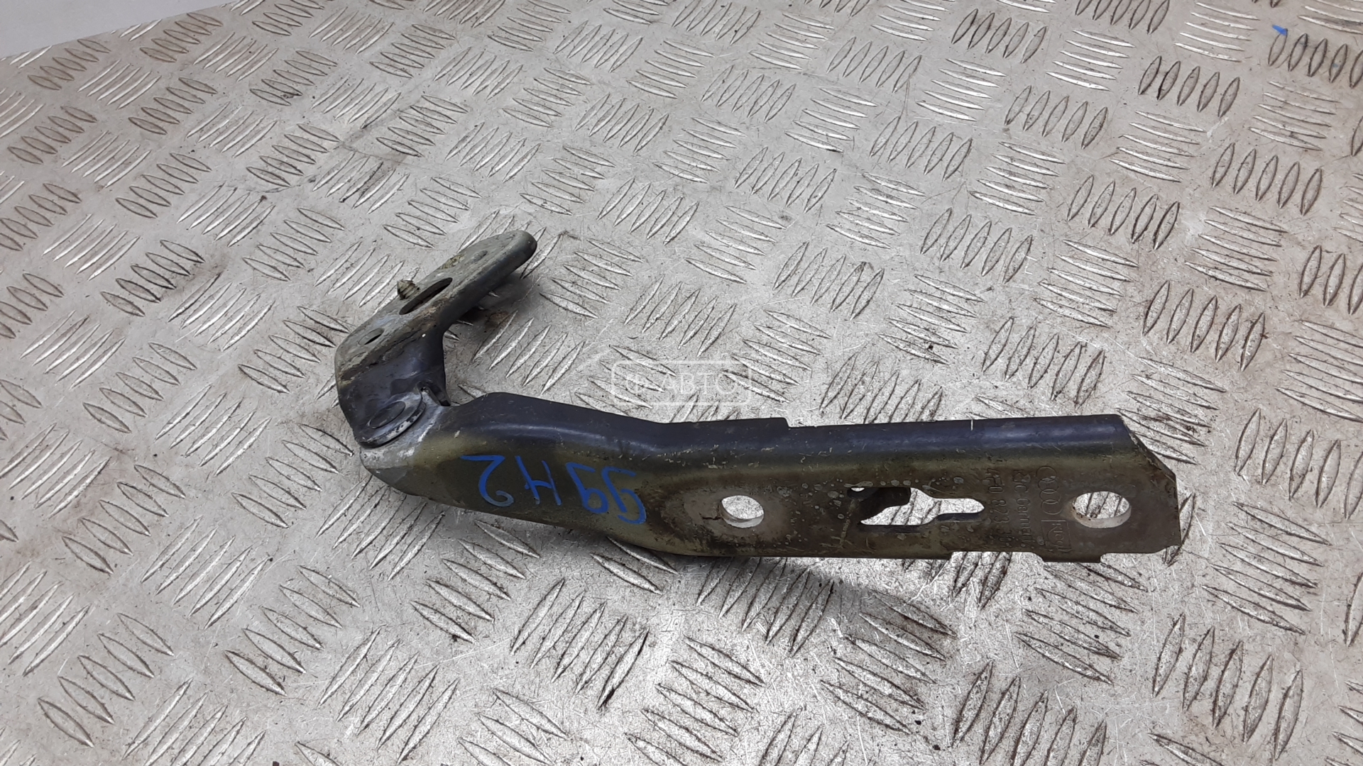 Петля капота