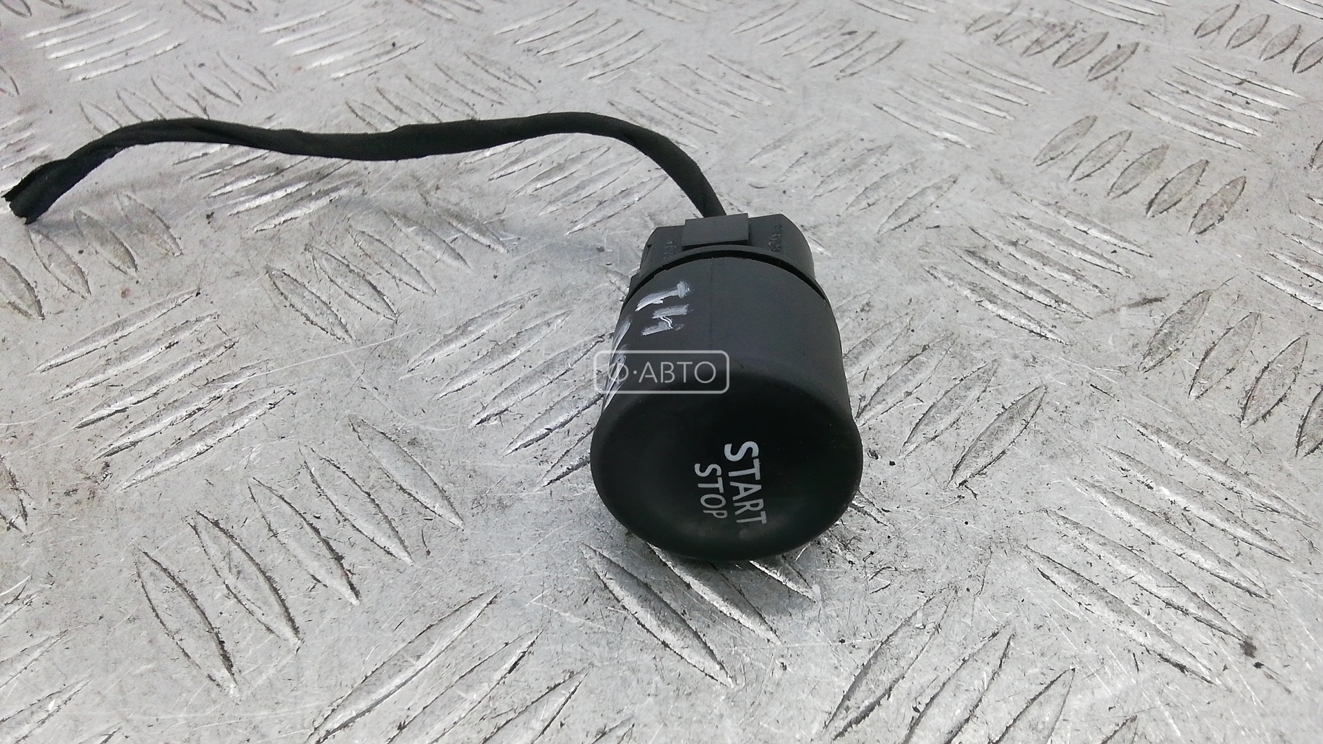 Кнопка запуска двигателя