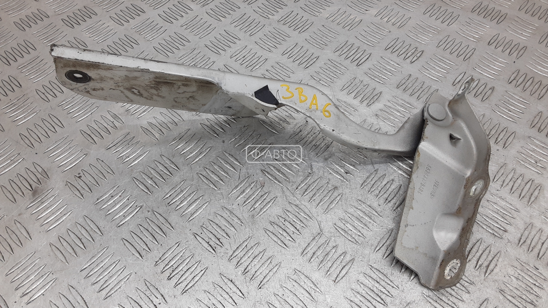 Петля капота