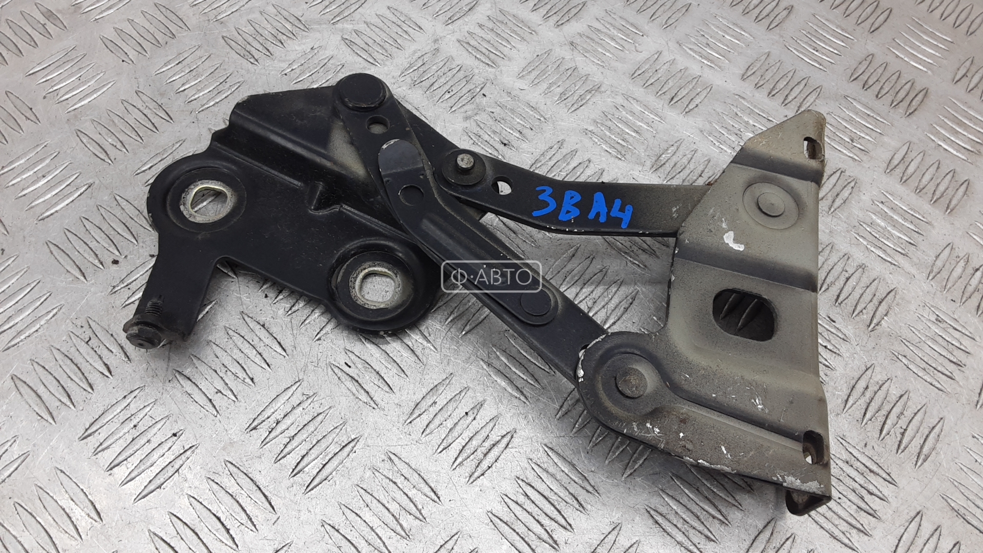 Петля капота