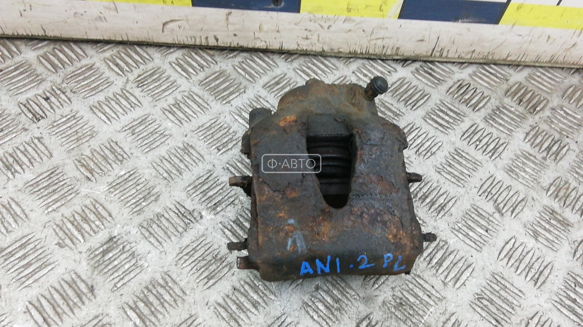 Суппорт тормозной передний левый