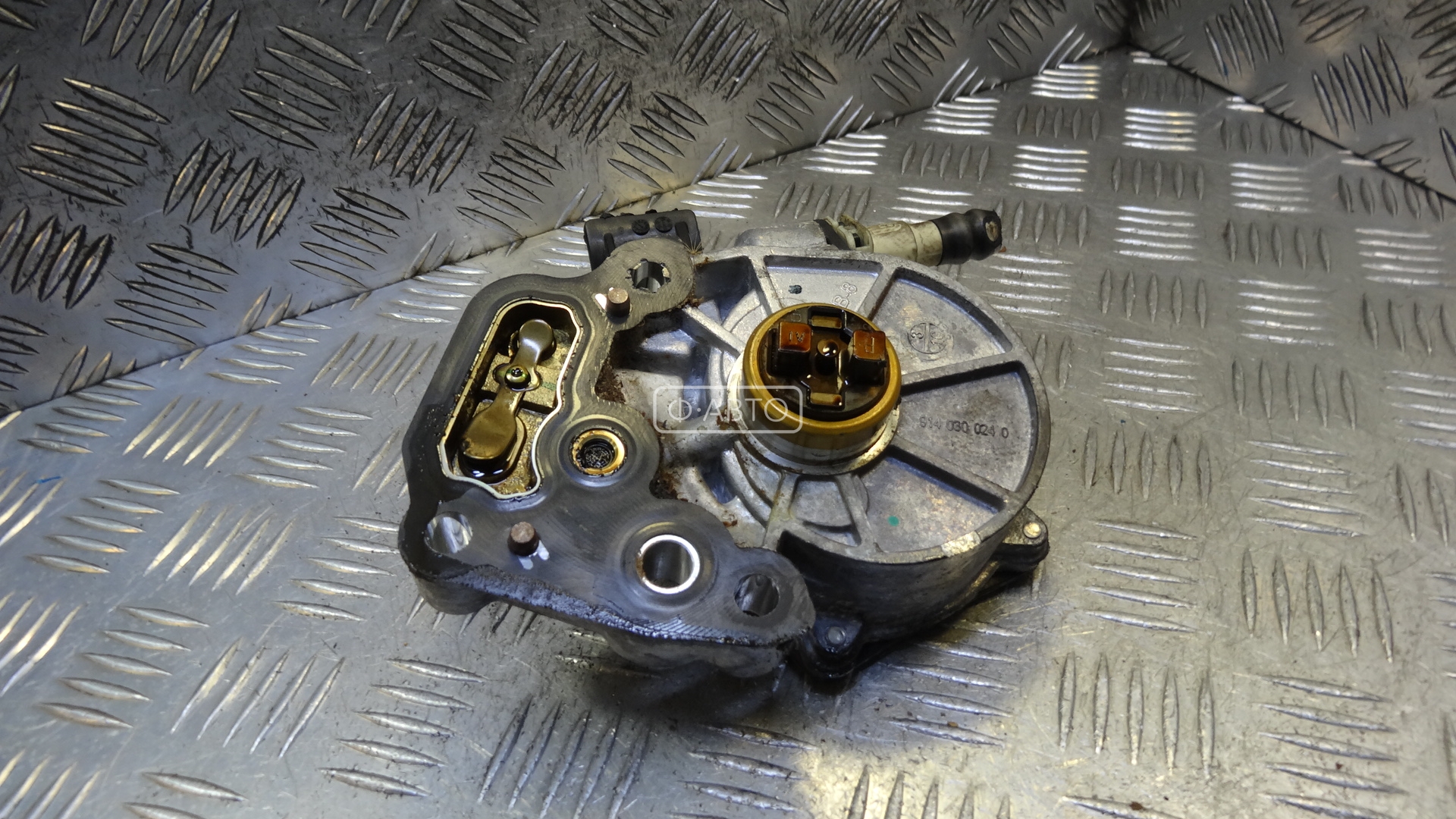 Chevrolet cruze j300 генератор фишка. Маслонасос шевроле круз 1. Вакуумный насос шевроле круз. Сеточка вакуумного насоса chevrolet malibu. Вакуумный насос chevrolet malibu.