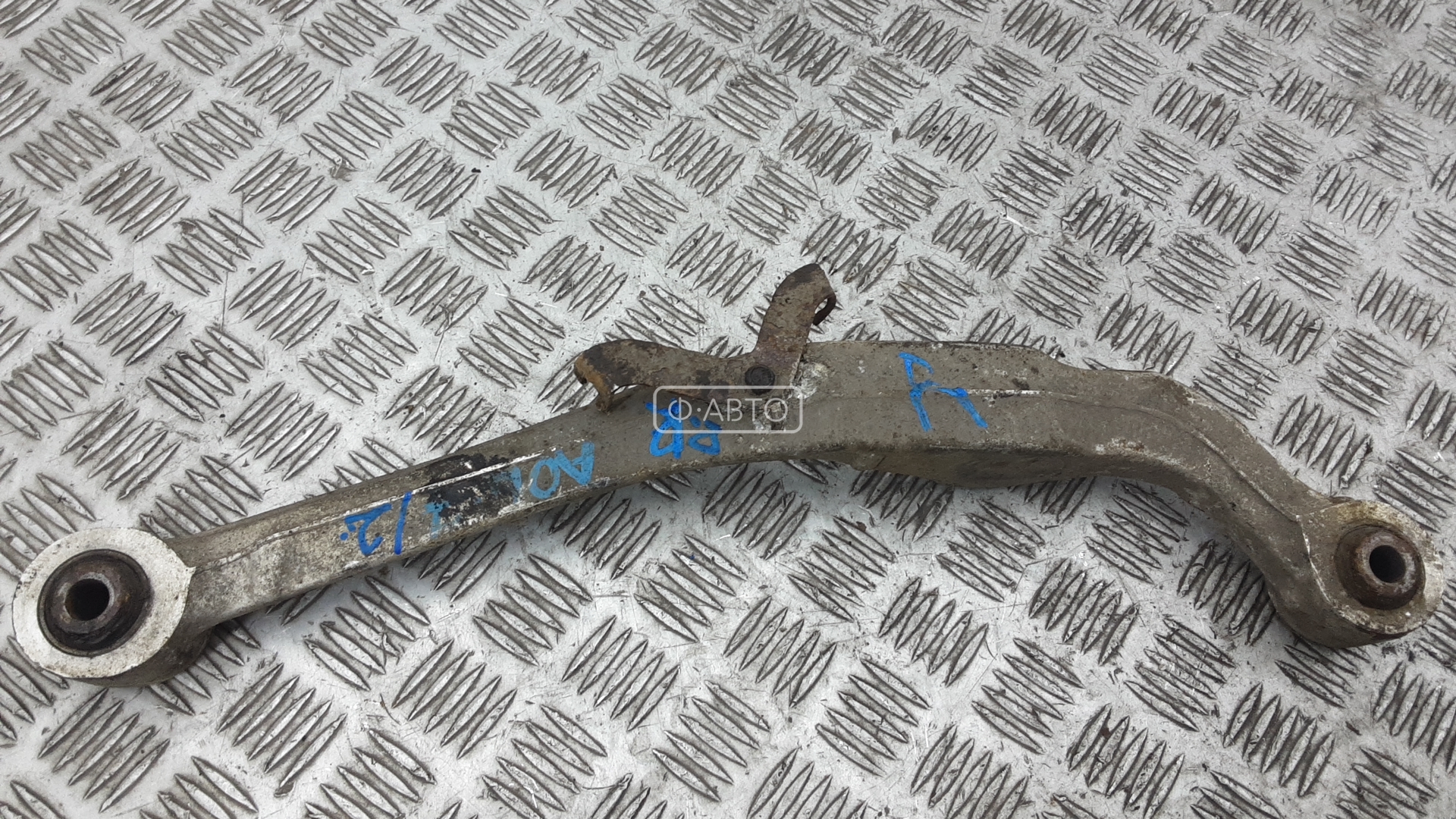 Рычаг передний нижний правый