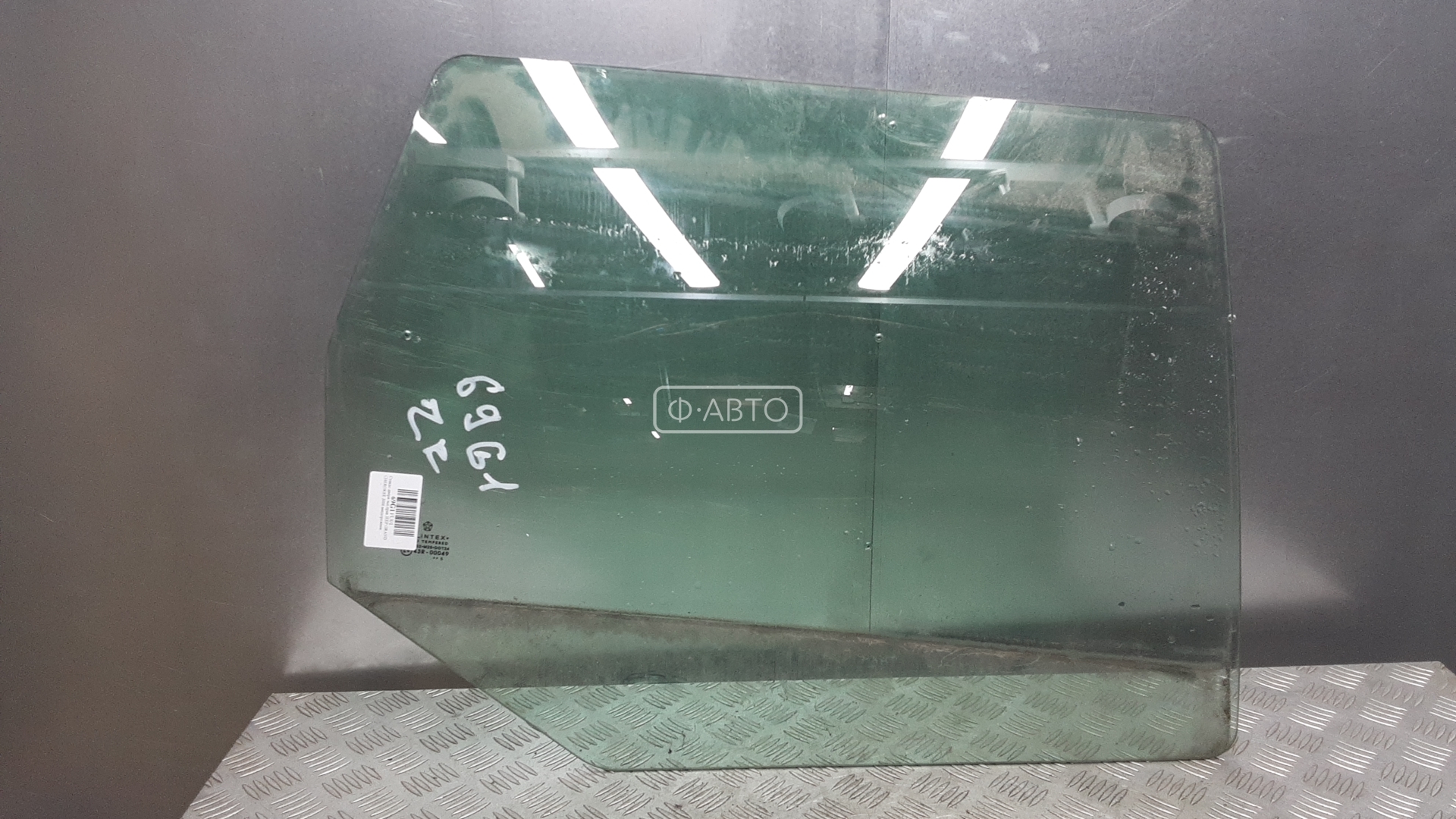 Стекло двери задней правой