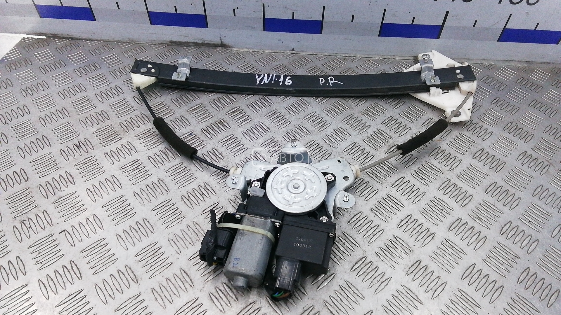 Стеклоподъемник передний правый