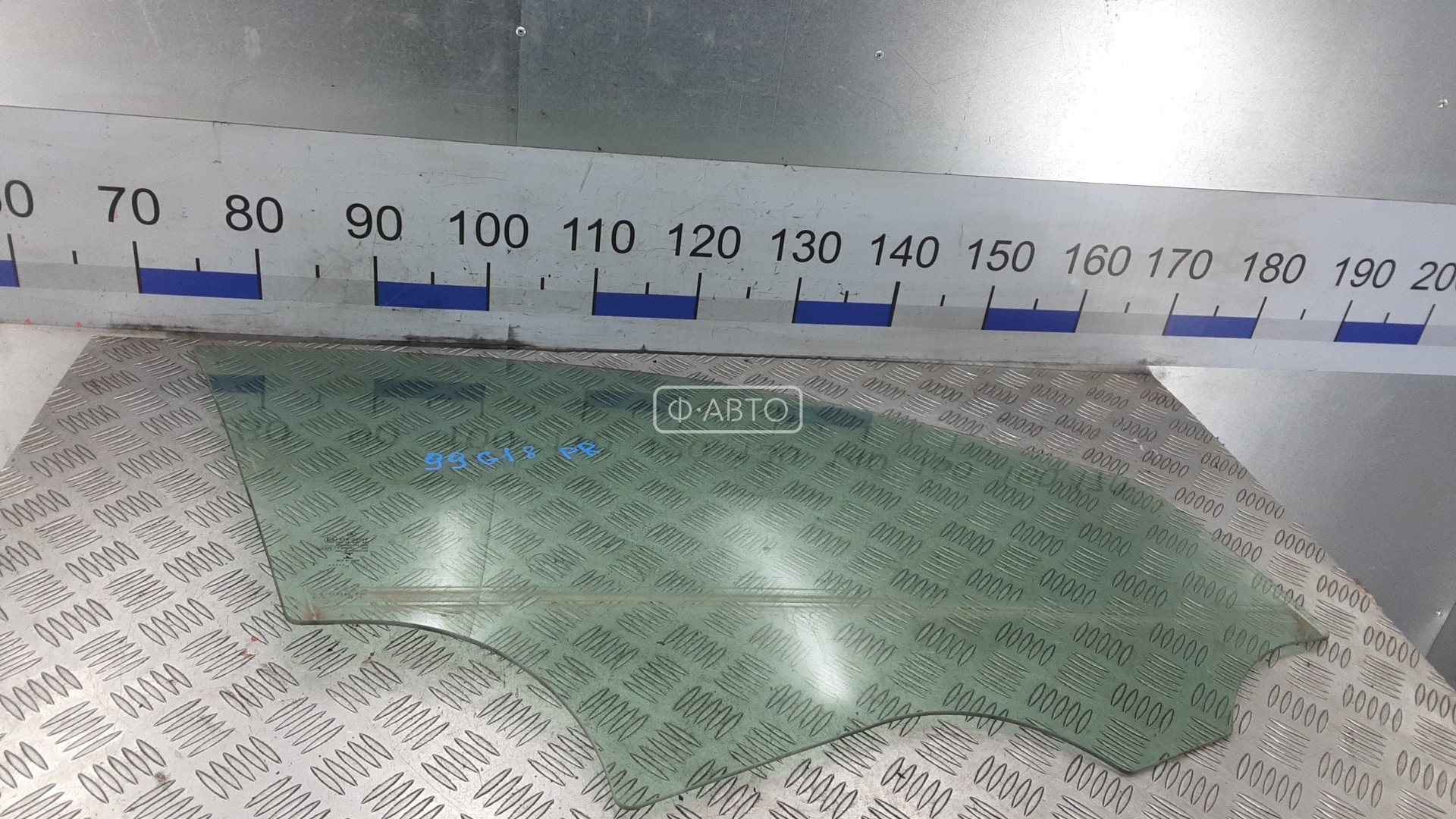 Стекло двери передней правой