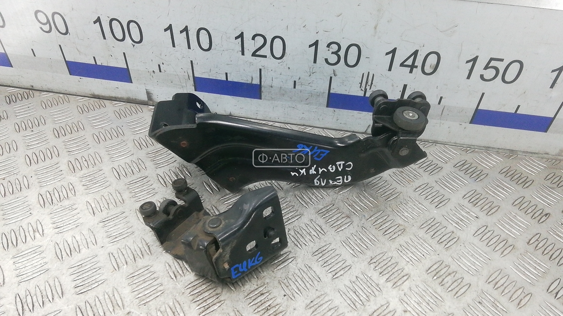 Петля двери сдвижной левой