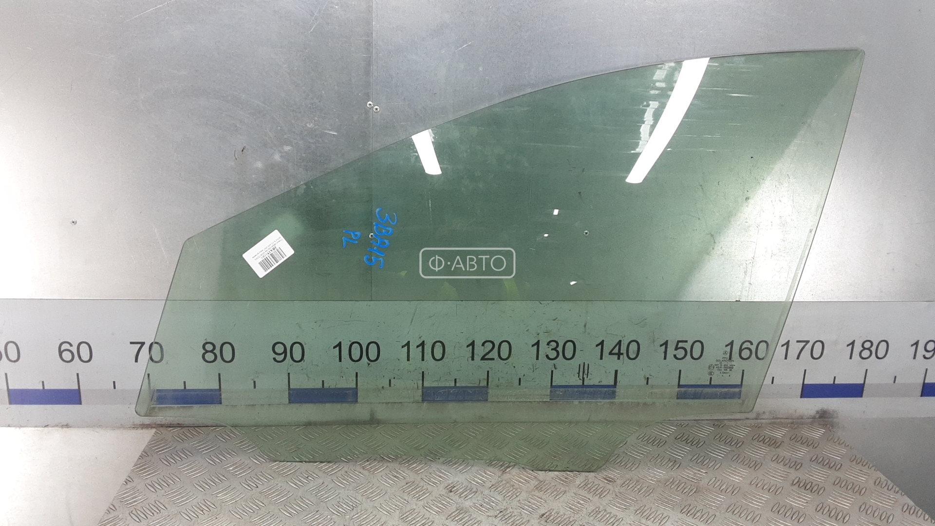 Стекло двери передней левой