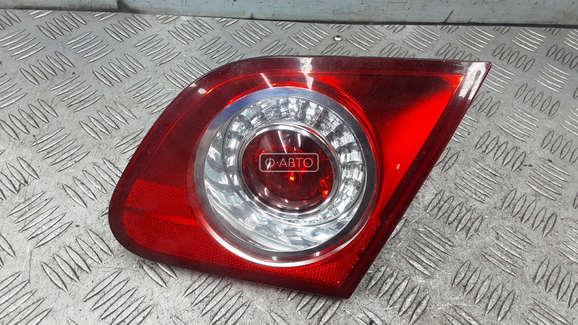 Фонарь правый крышки багажника