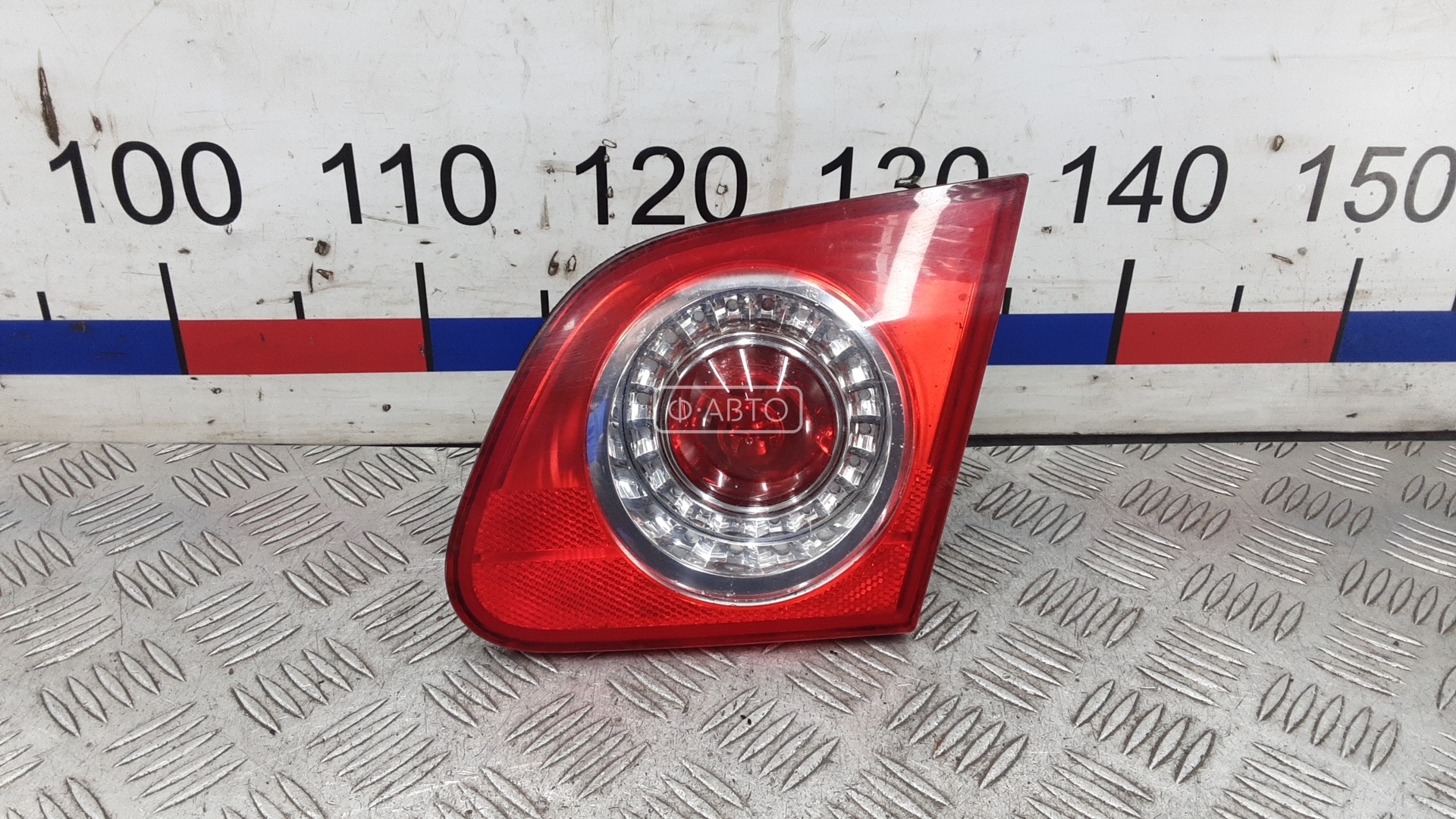 Фонарь правый крышки багажника