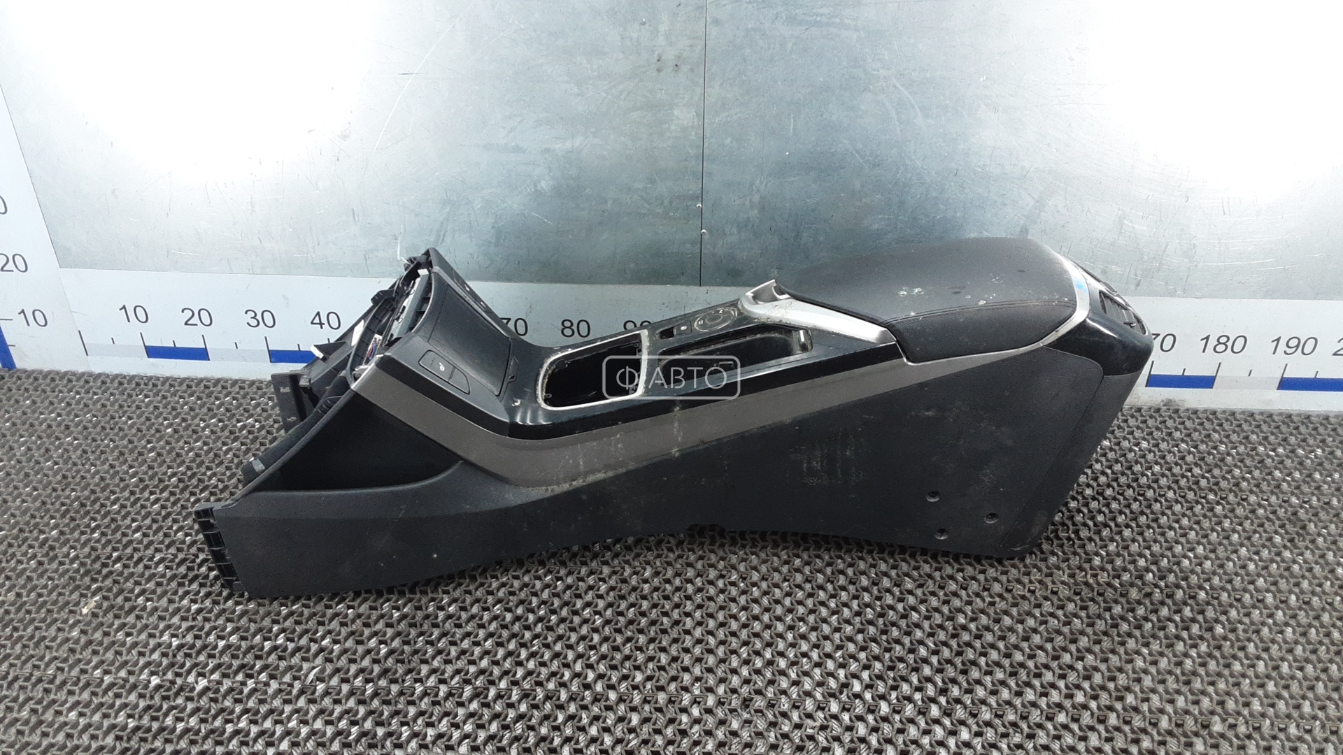 Подлокотник центральный