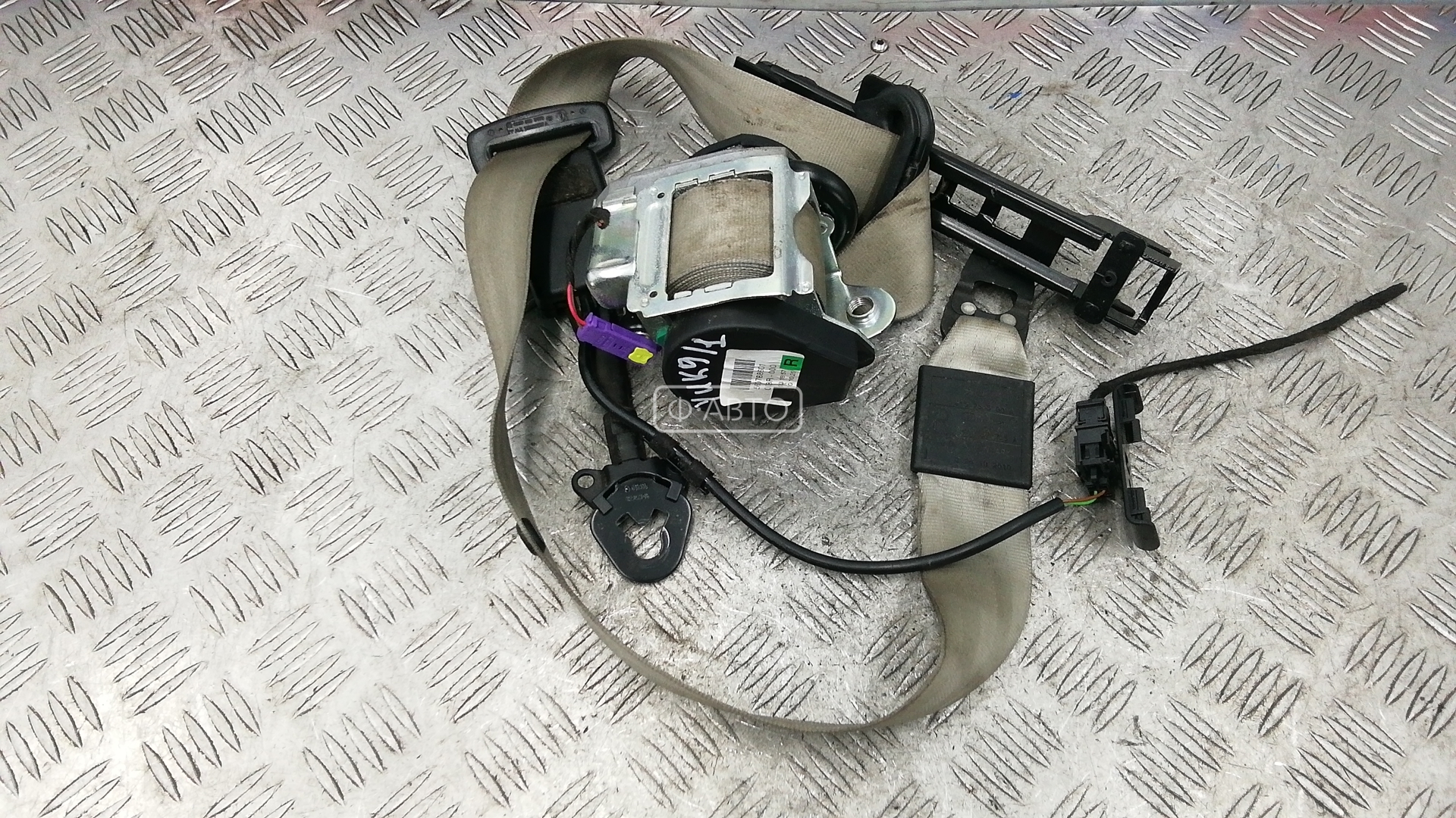 Ремень безопасности с пиропатроном сиденья переднего