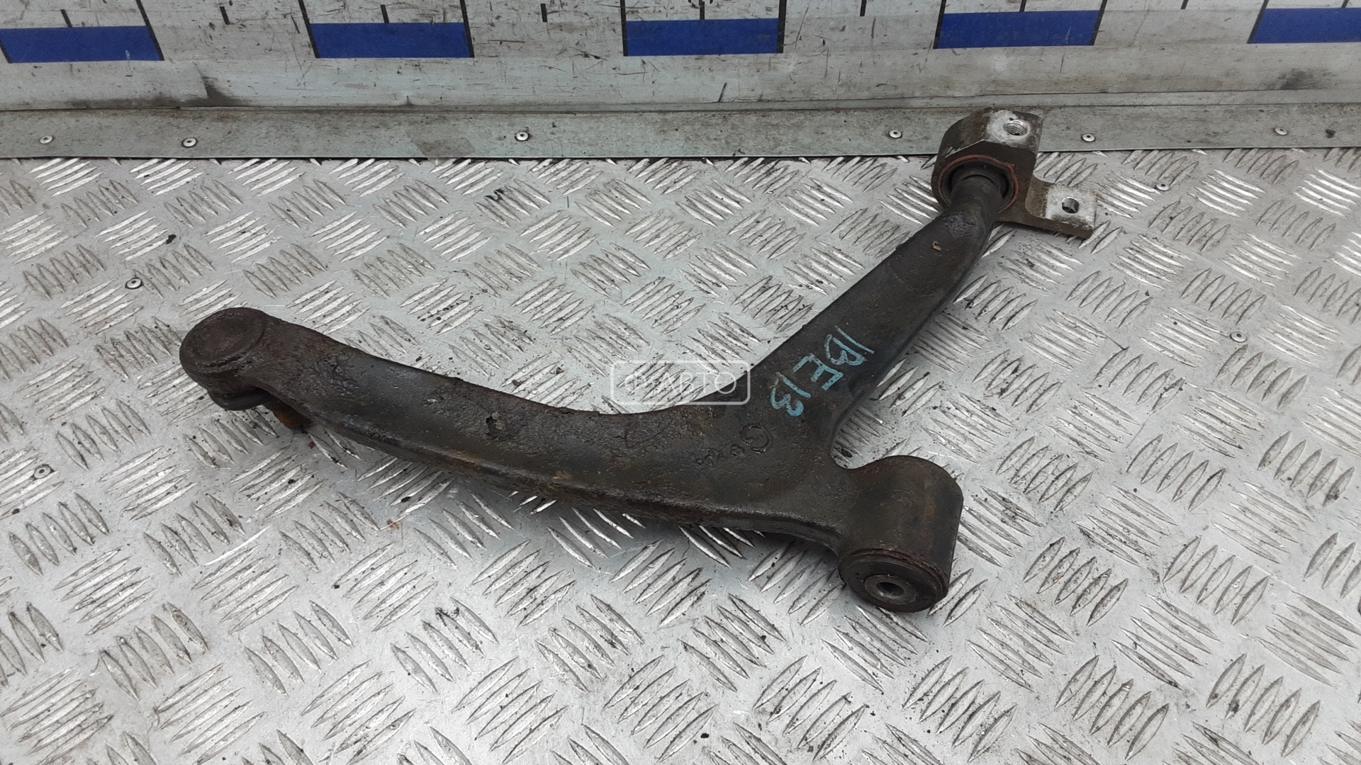 Рычаг передний нижний левый