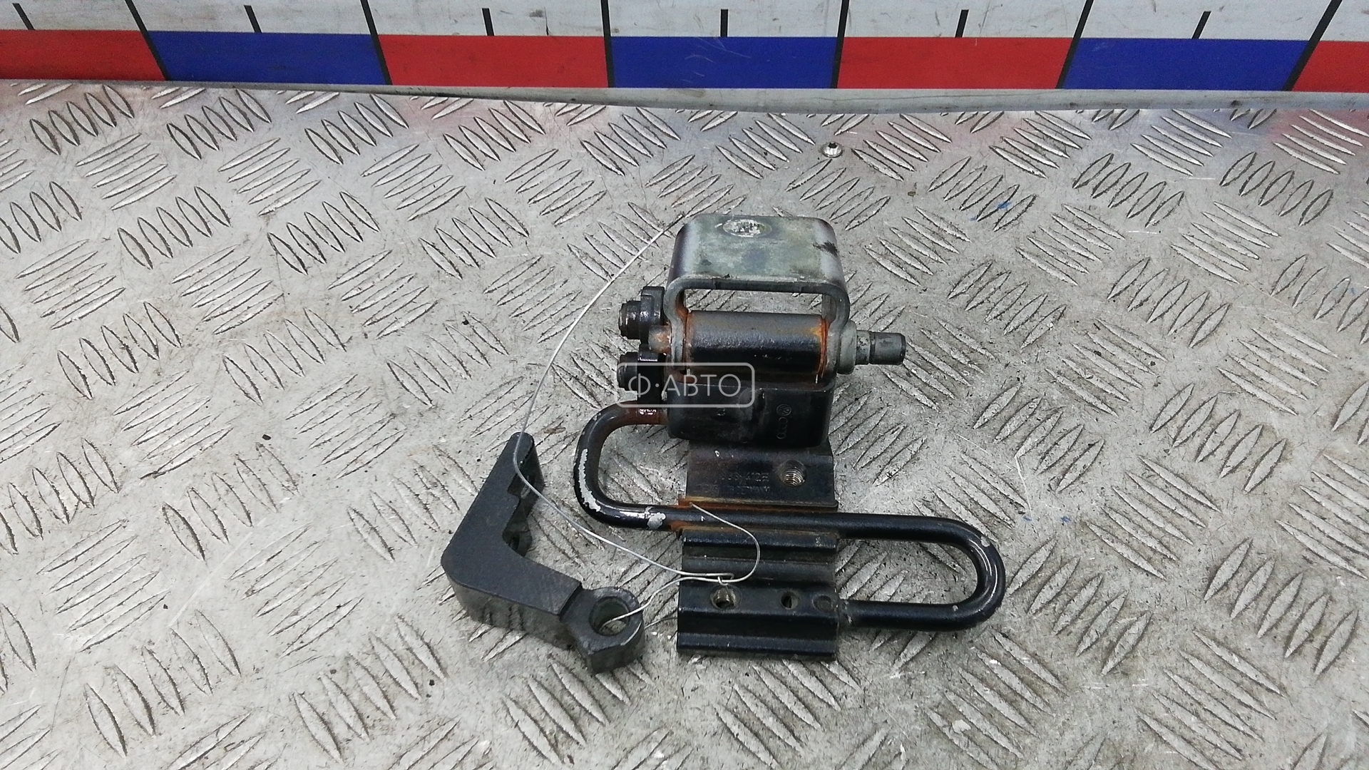 Петля передняя правая