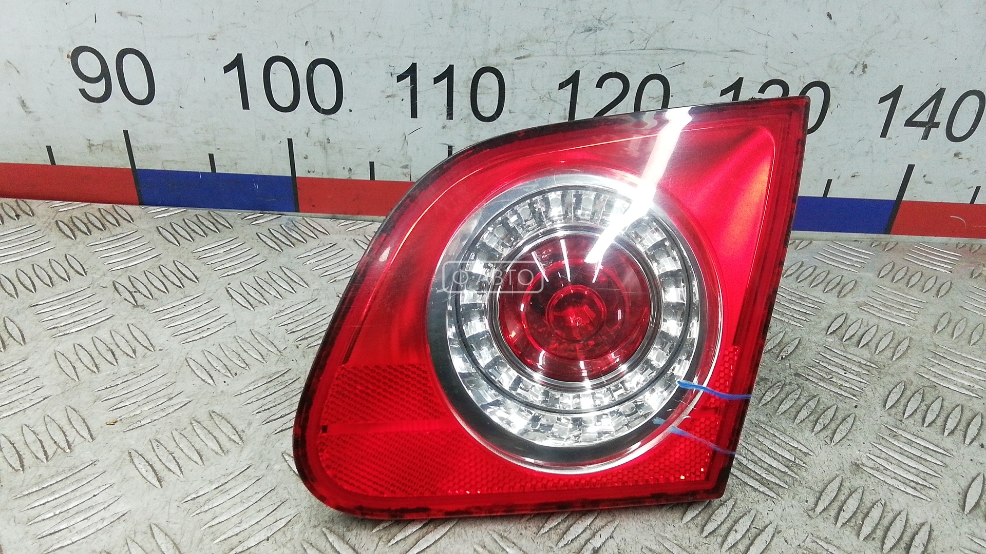 Фонарь правый крышки багажника