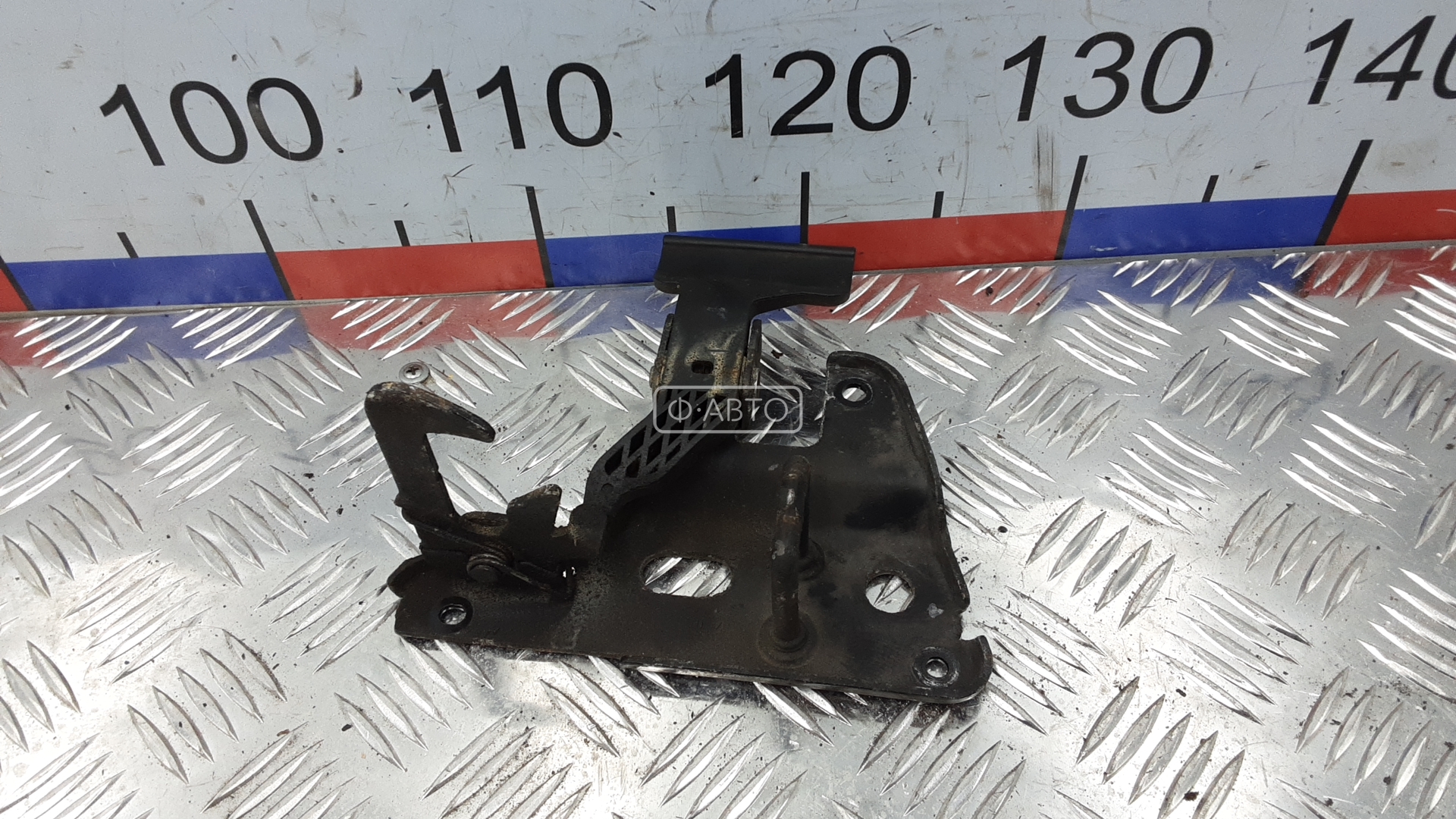 Замок капота