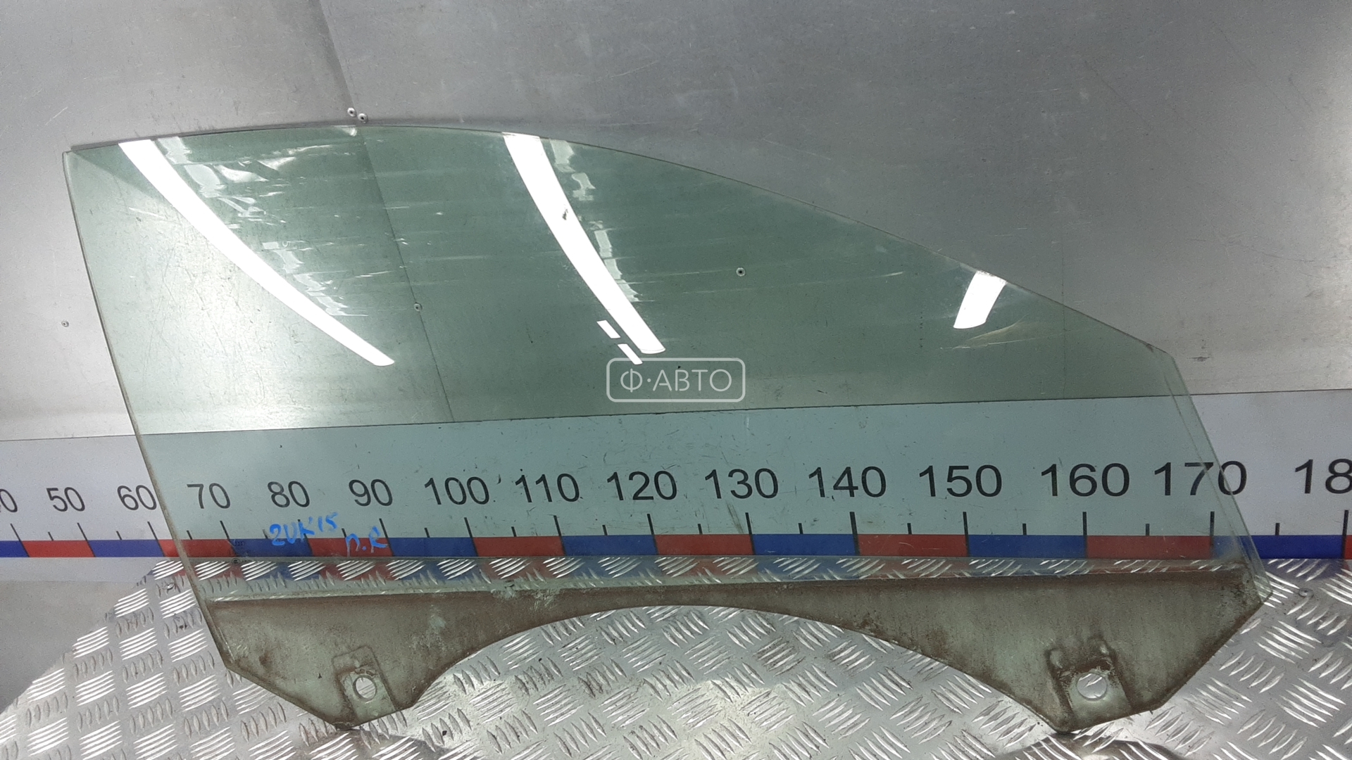 Стекло двери передней правой