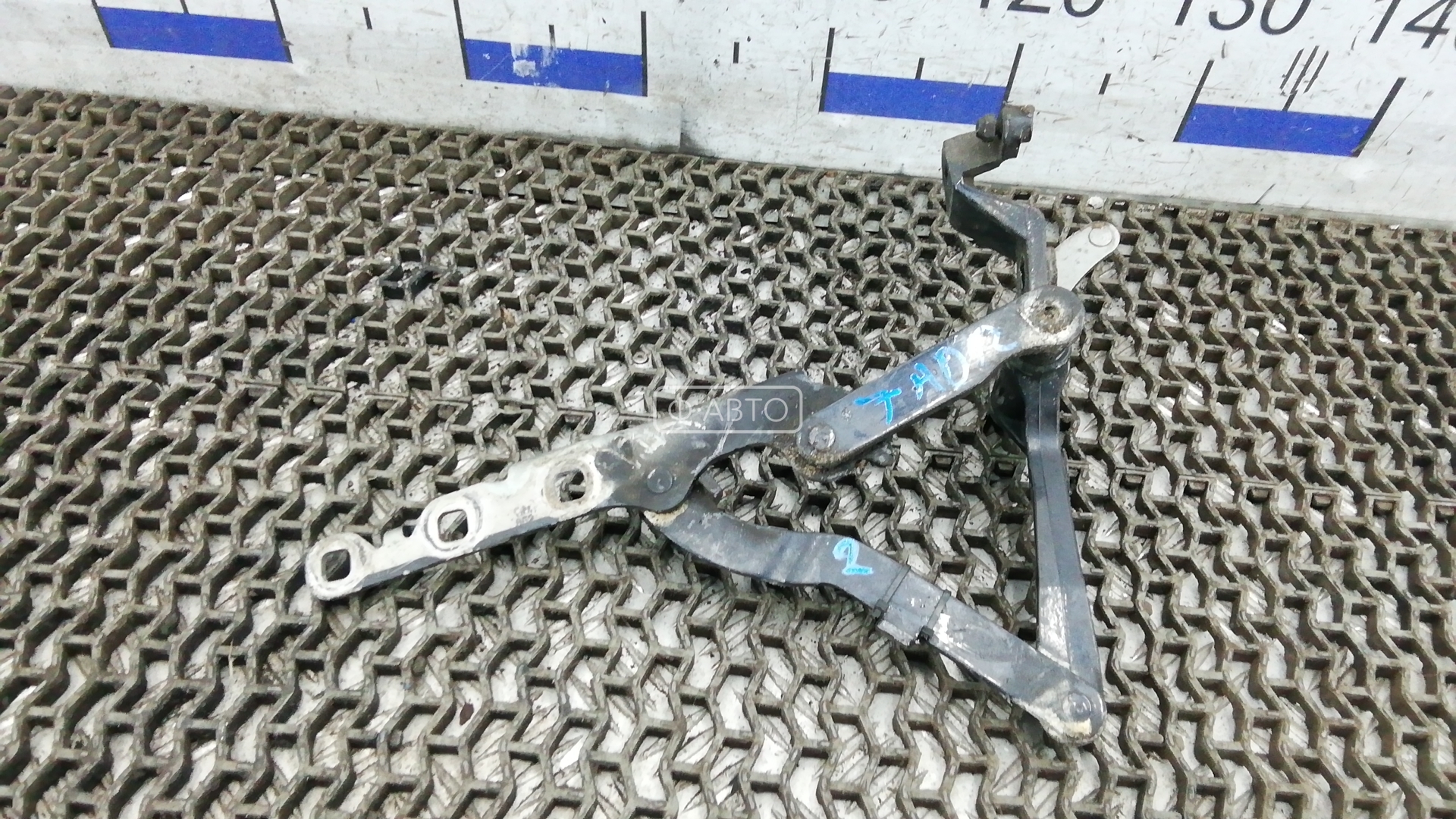 Петля капота