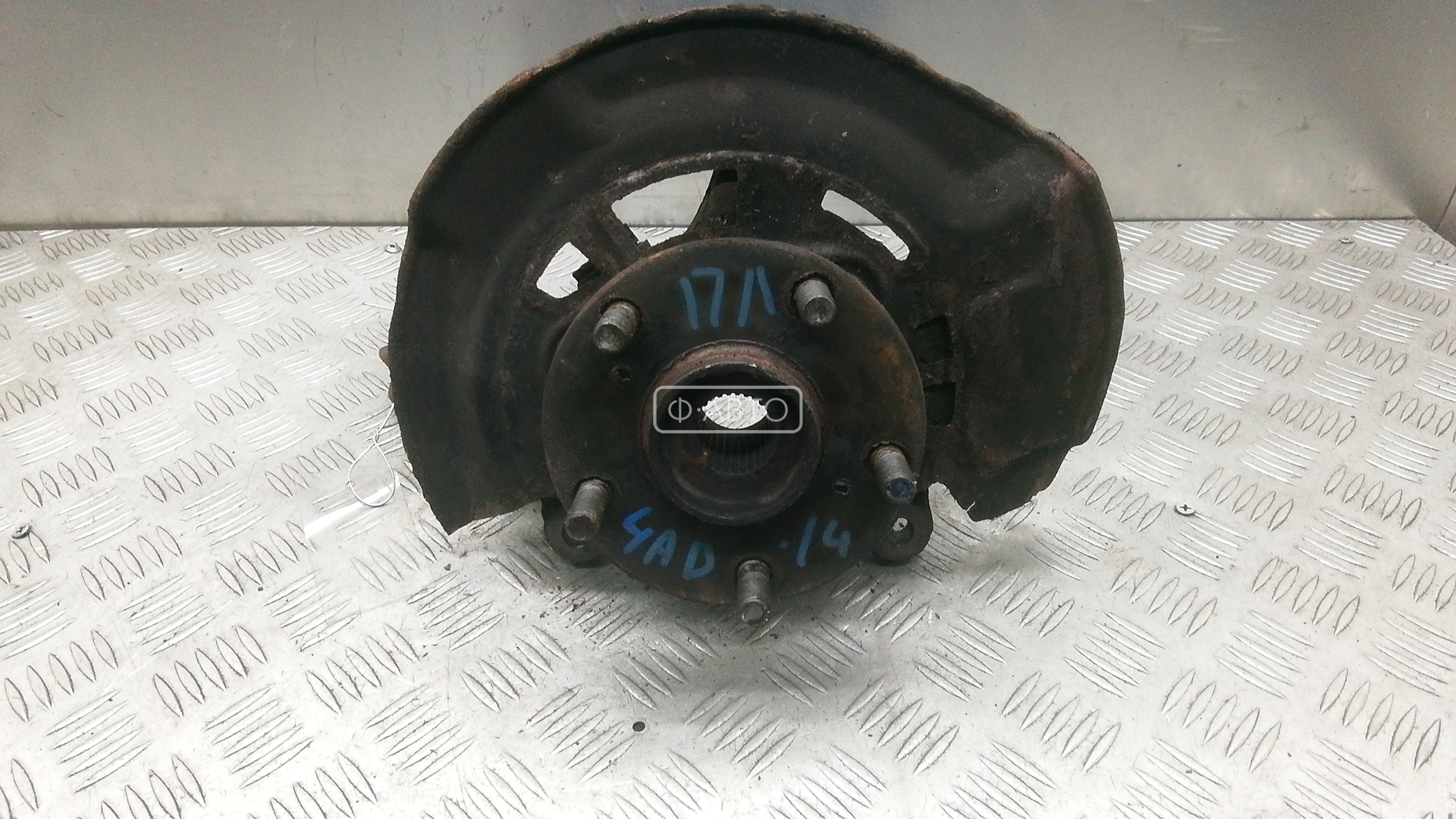 Ступица передняя левая