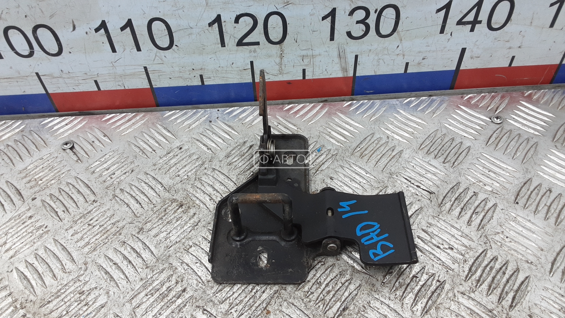 Замок капота