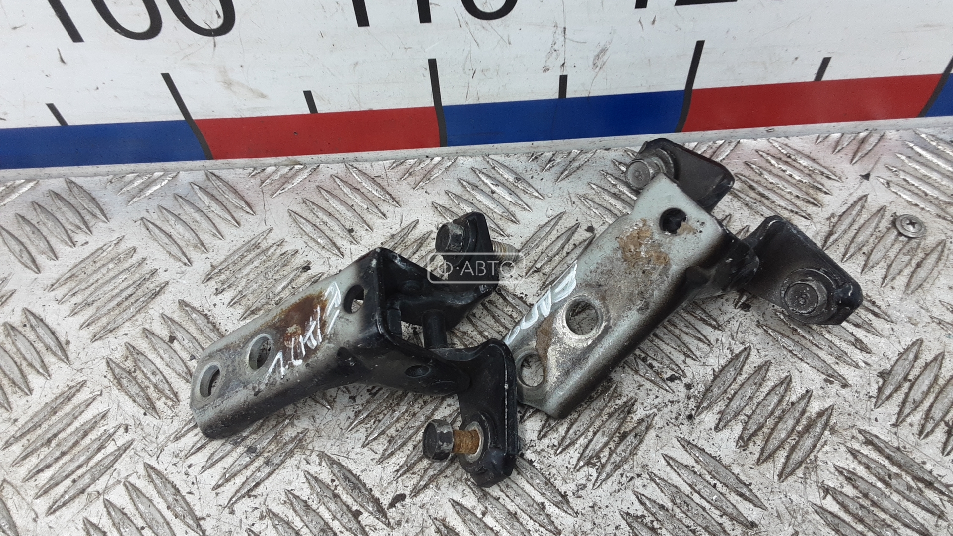 Петля передняя правая