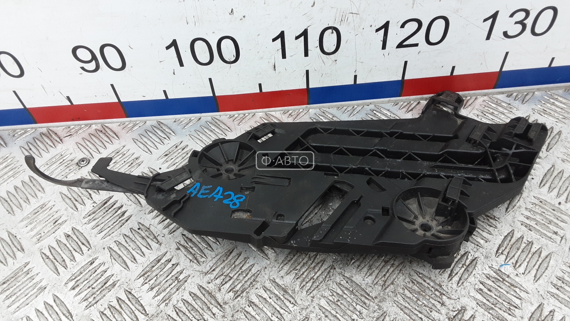 Крепление бампера переднее