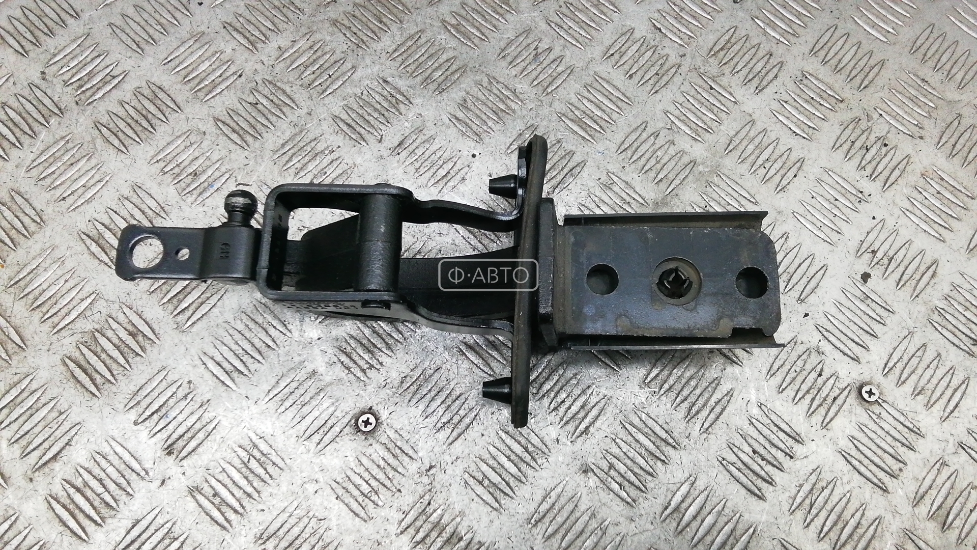 Петля крышки багажника