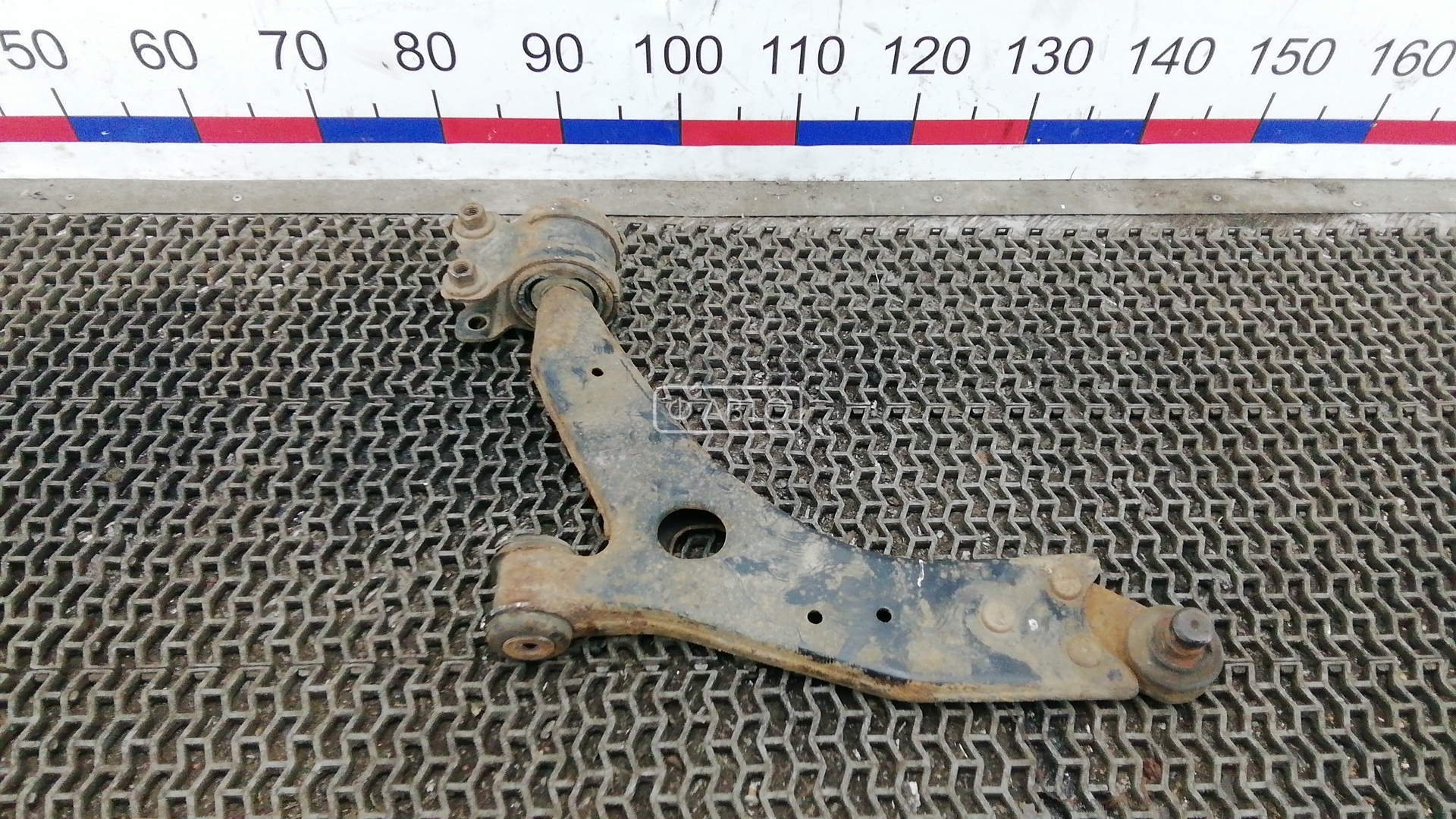 Рычаг передний нижний левый