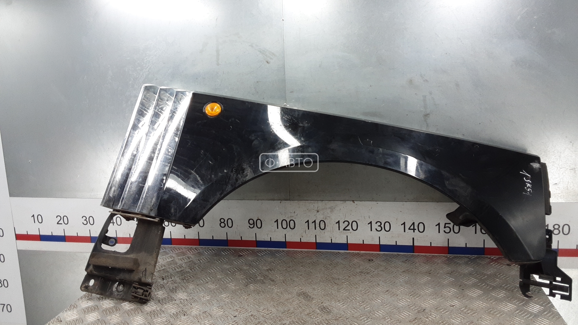 Крыло переднее правое