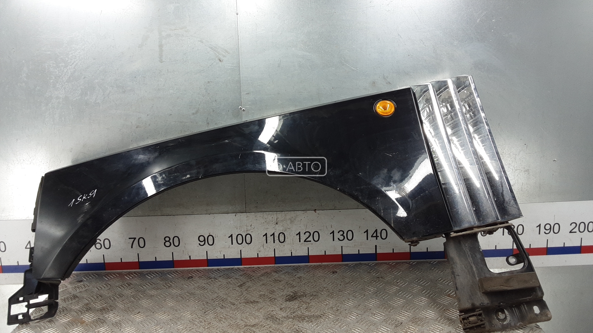 Крыло переднее левое