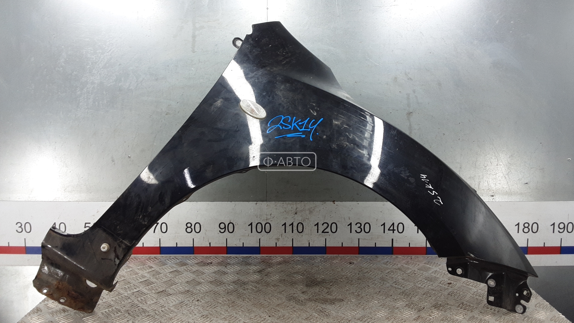 Крыло переднее правое