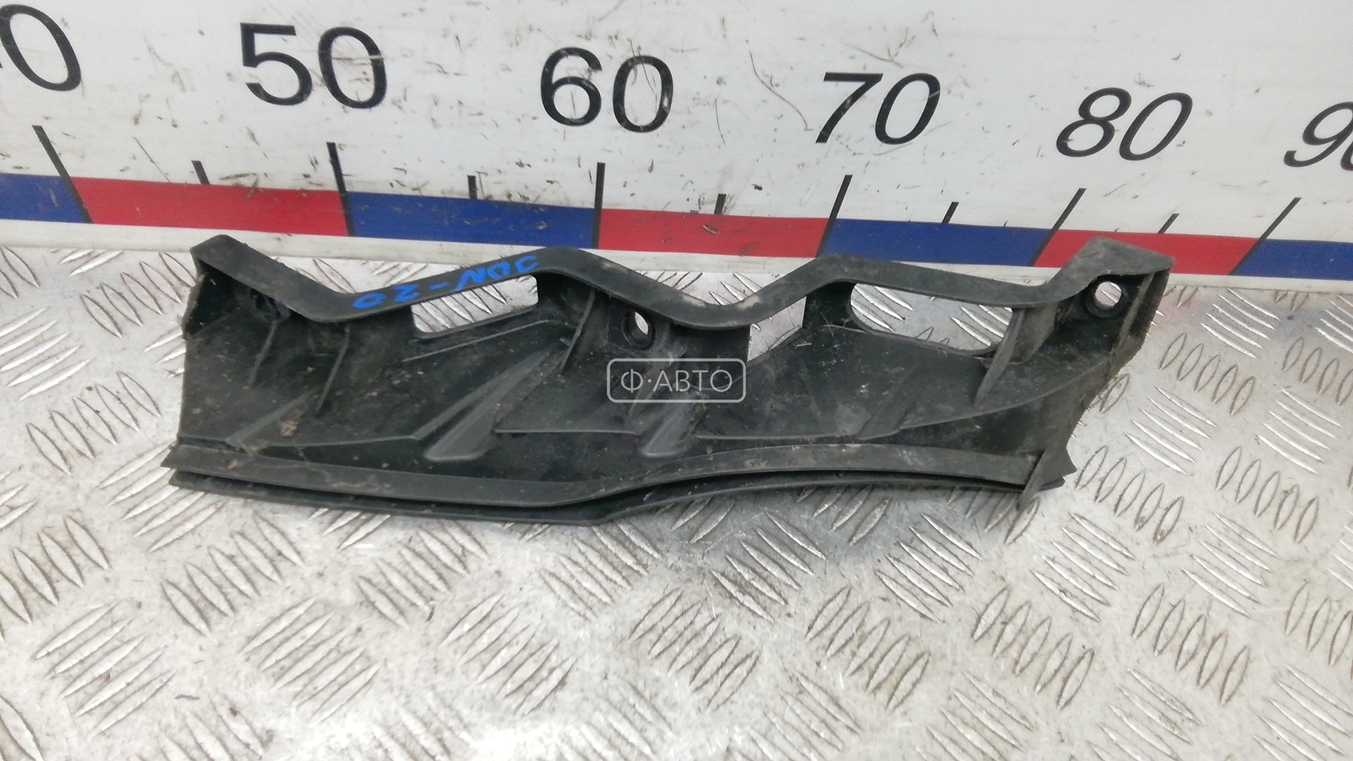 Крепление бампера переднее