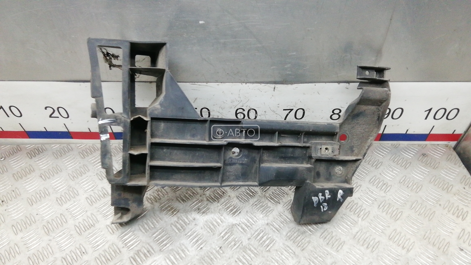 Крепление бампера заднее