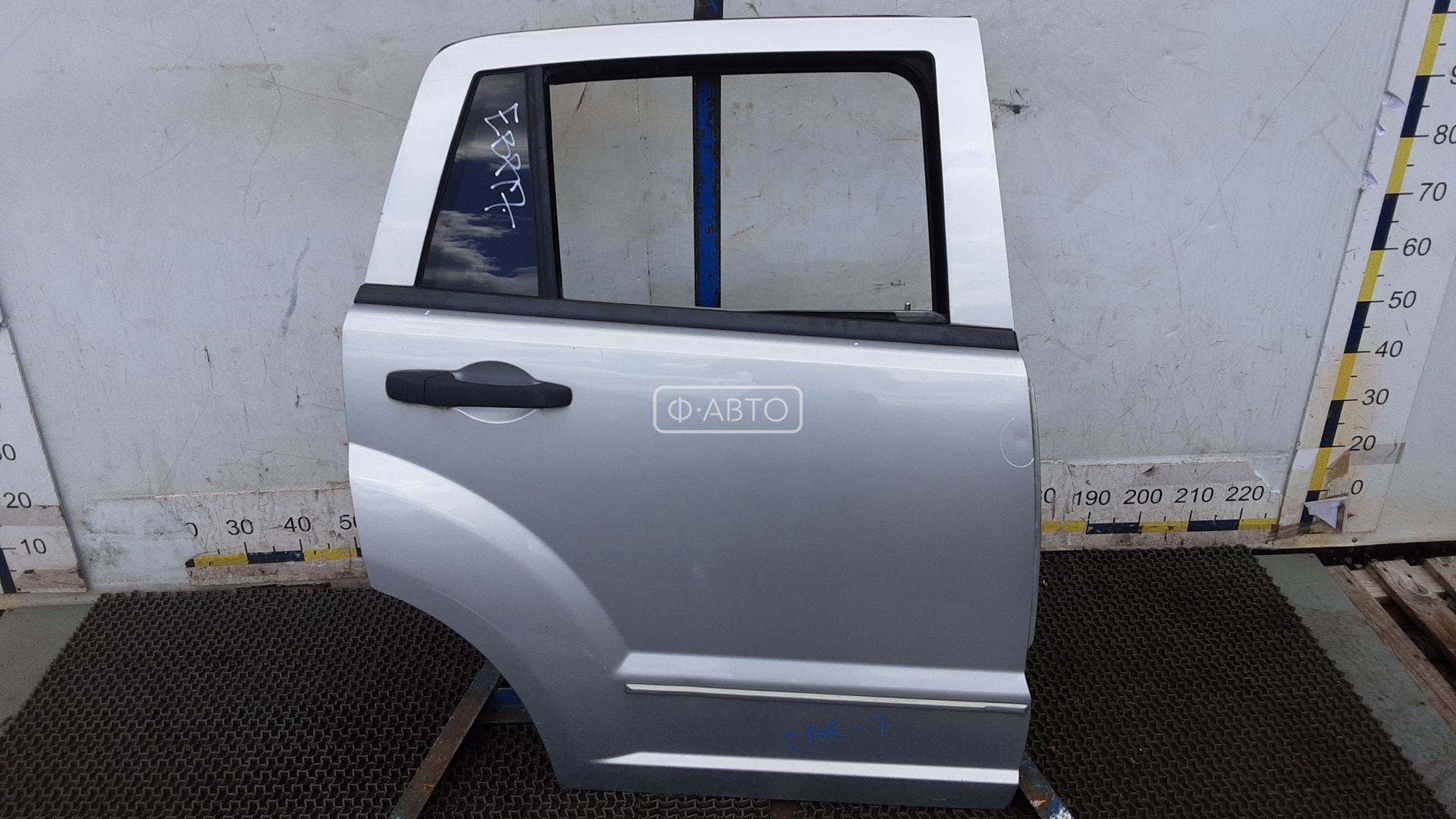 Дверь на dodge caliber. Боковина додж калибер. Накладка дверной ручки додж калибер. Накладка дверной ручки додж калибер. Дверь додж калибер.