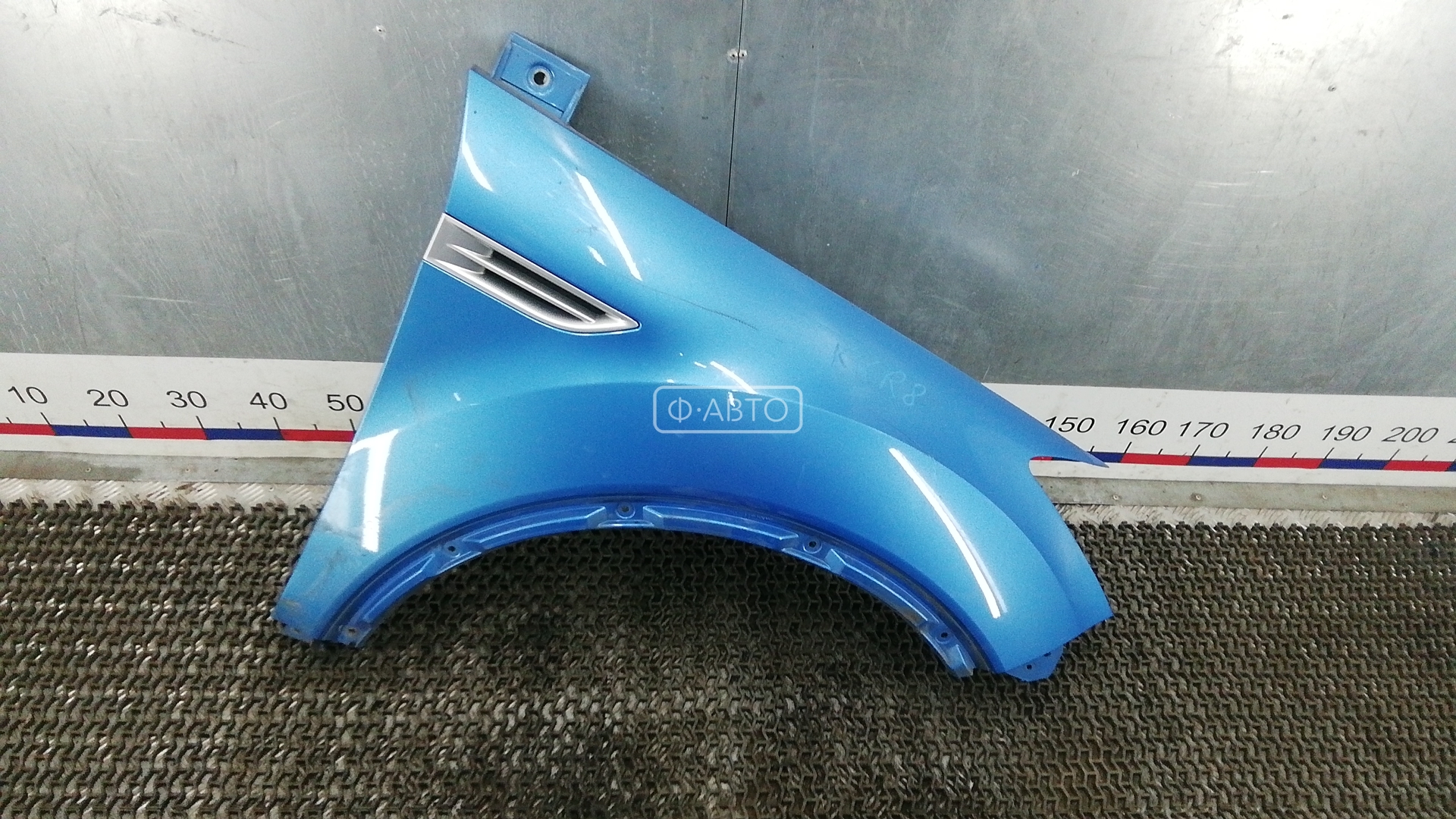 Крыло переднее правое