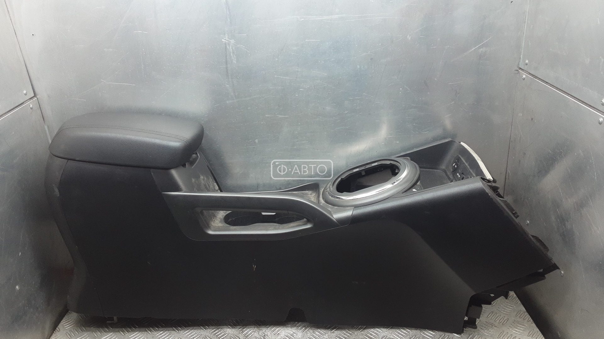 Подлокотник центральный