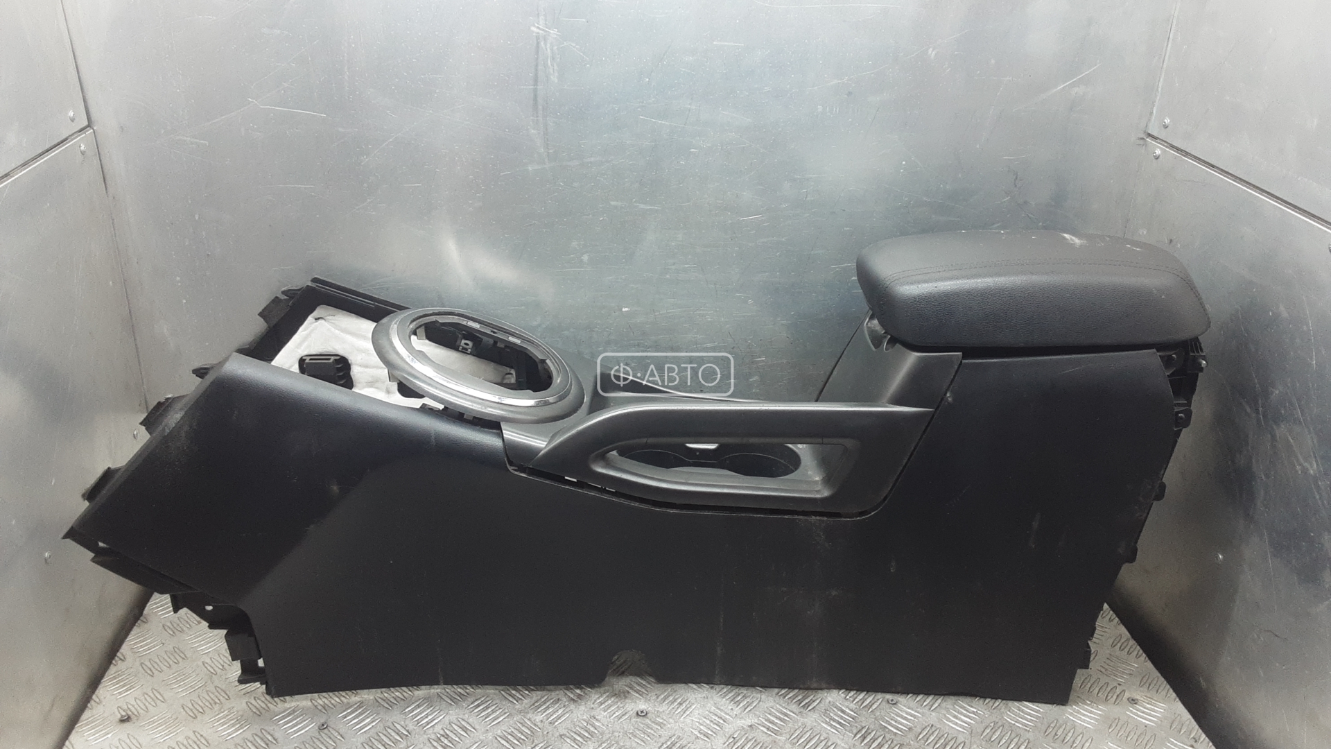 Подлокотник центральный