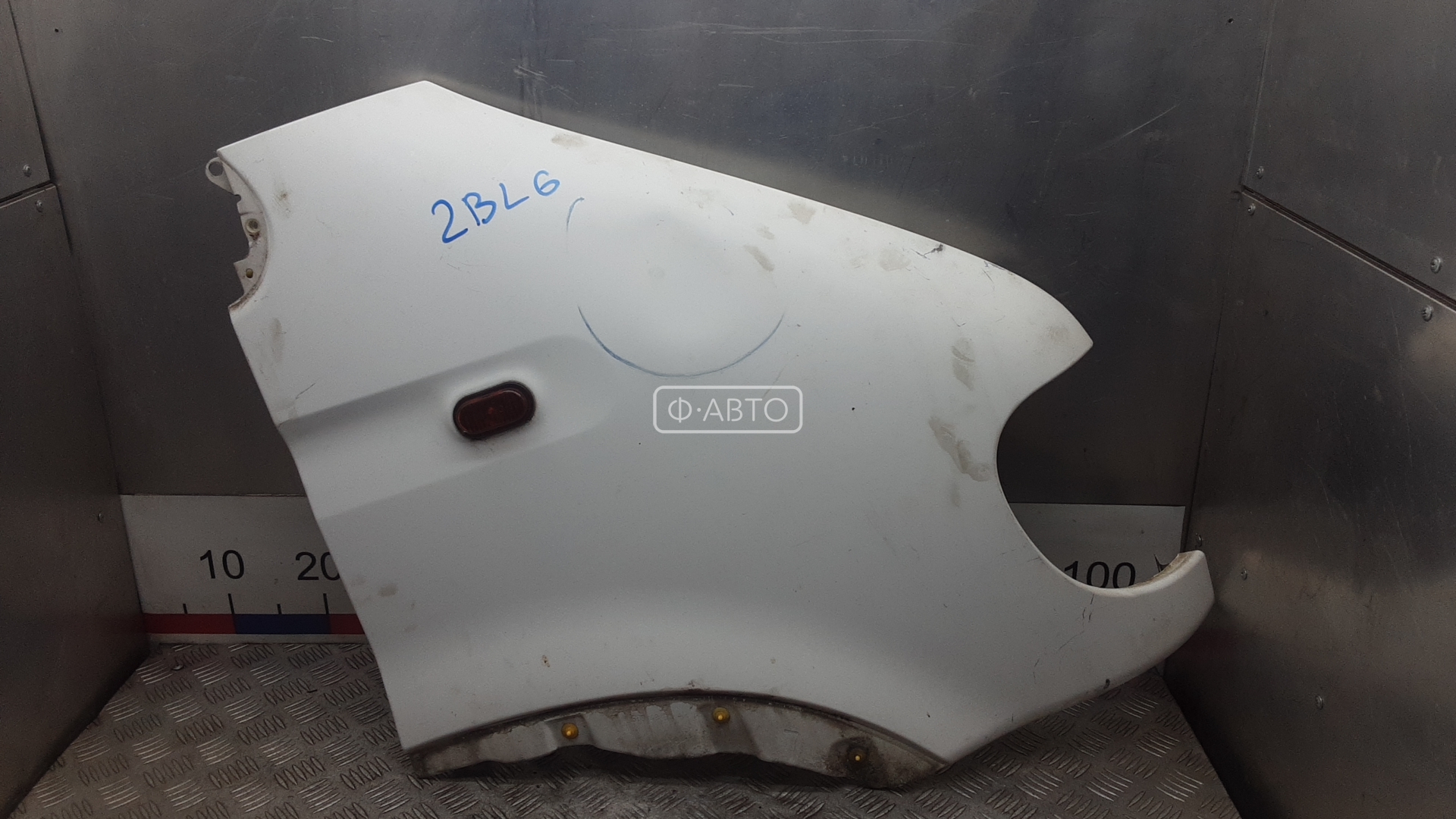 Крыло переднее правое