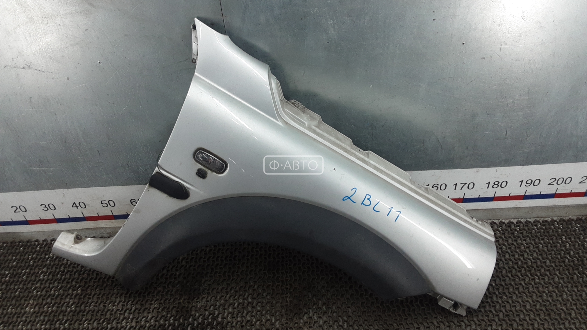 Крыло переднее правое