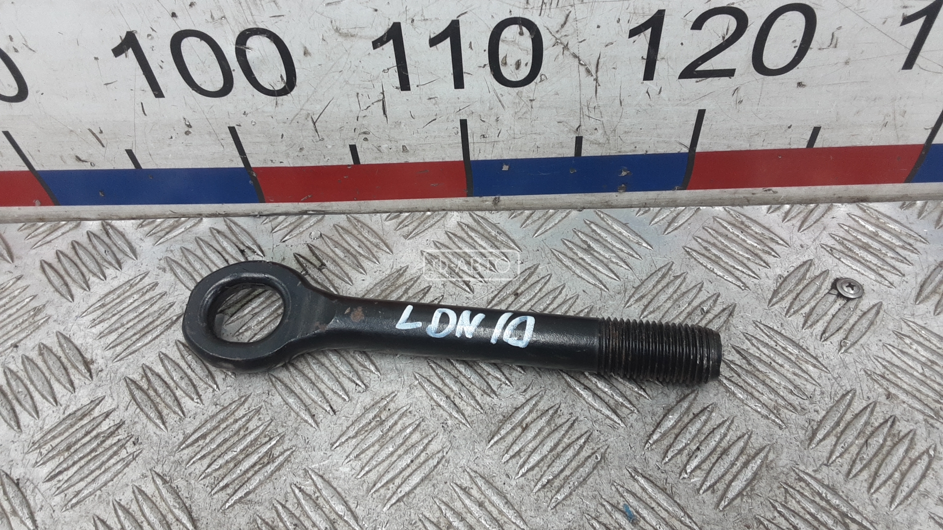 Крюк буксировочный